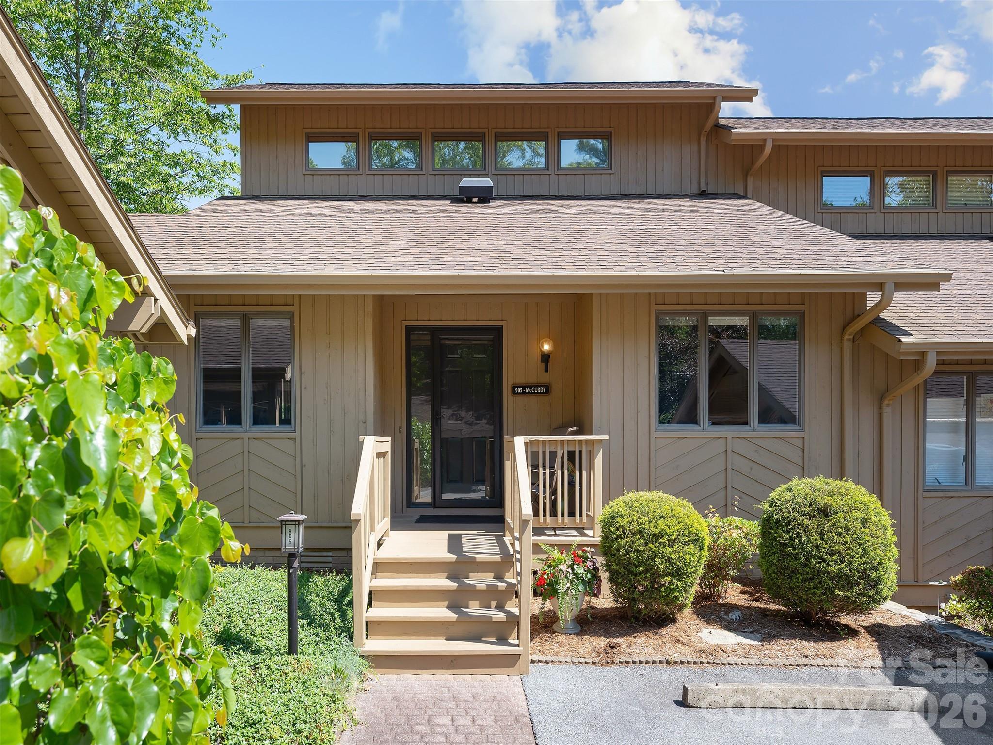 905 Red Oak Drive — Hendersonville