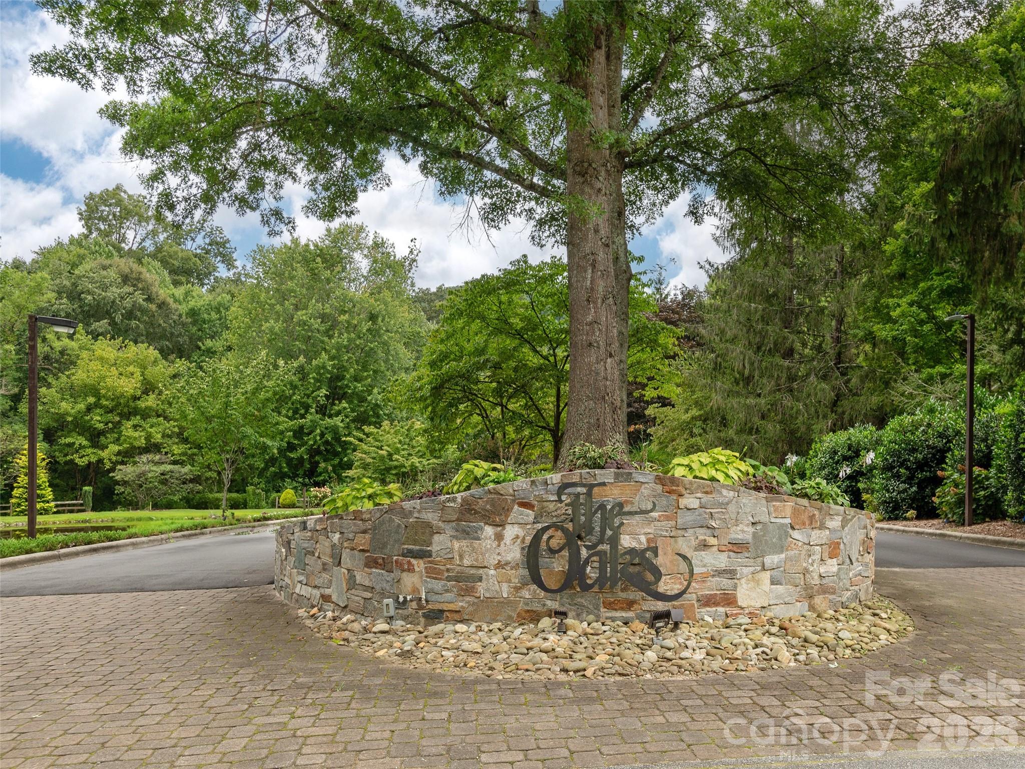 905 Red Oak Drive — Hendersonville
