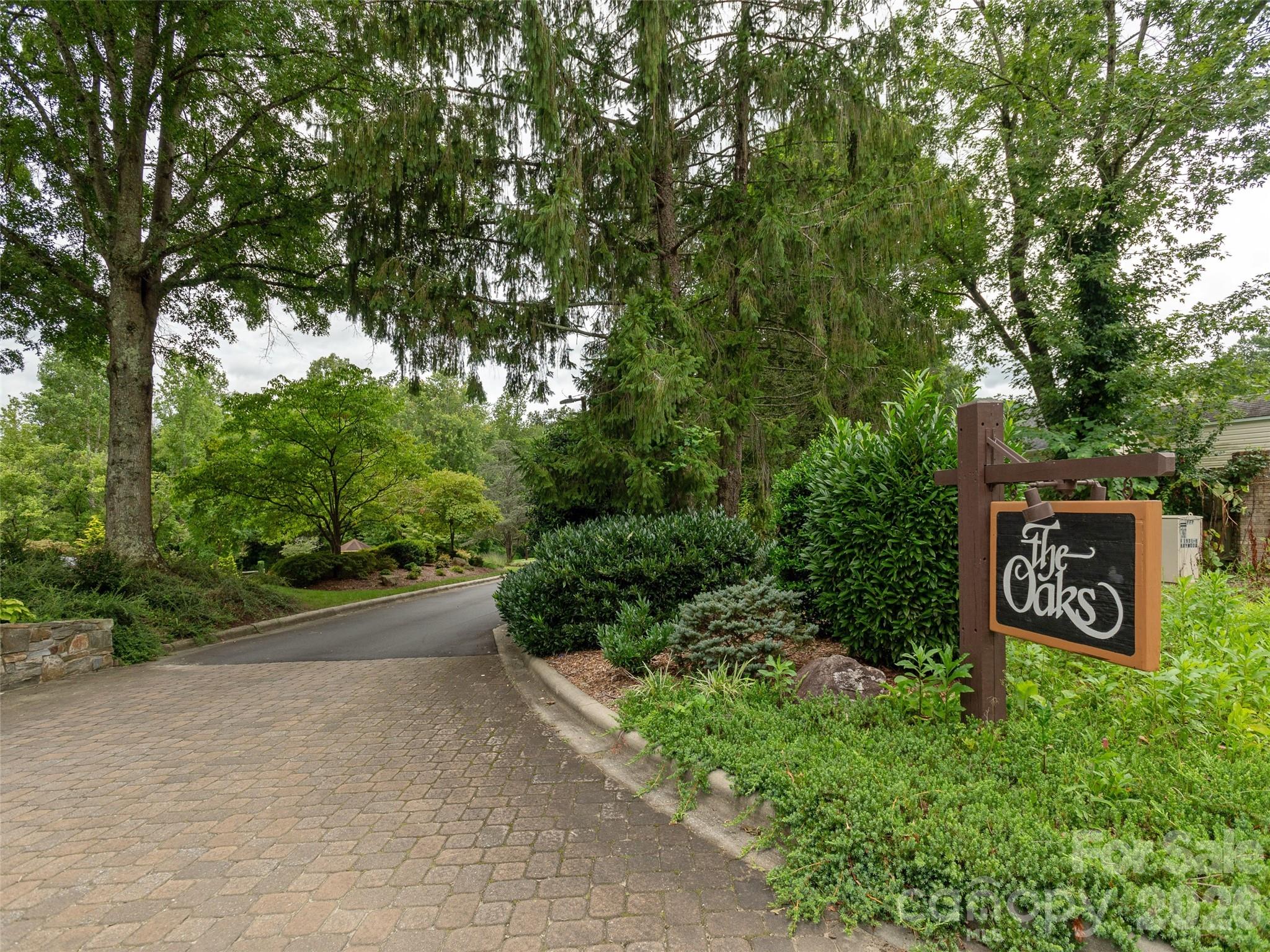 905 Red Oak Drive — Hendersonville