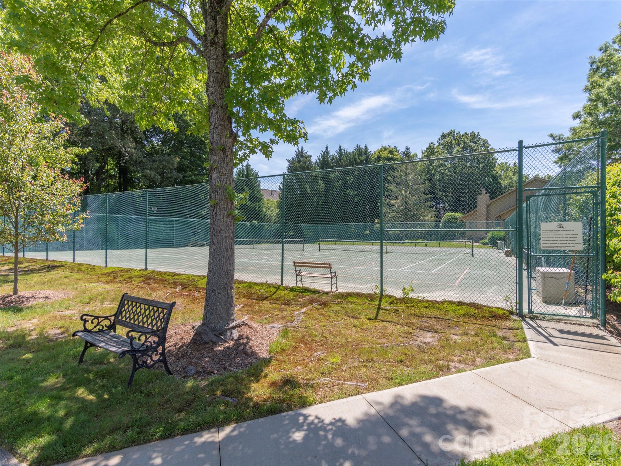 905 Red Oak Drive — Hendersonville