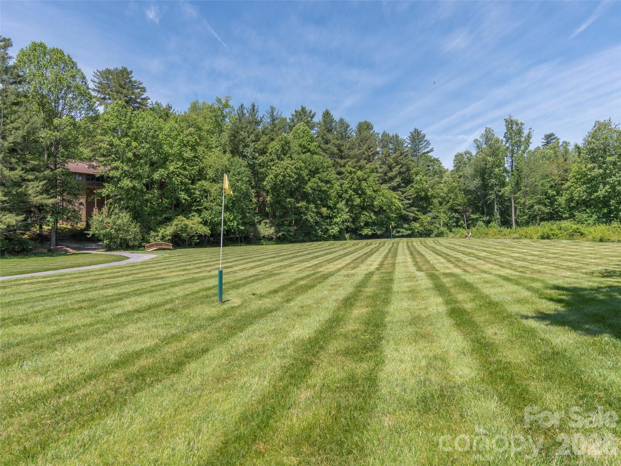 905 Red Oak Drive — Hendersonville