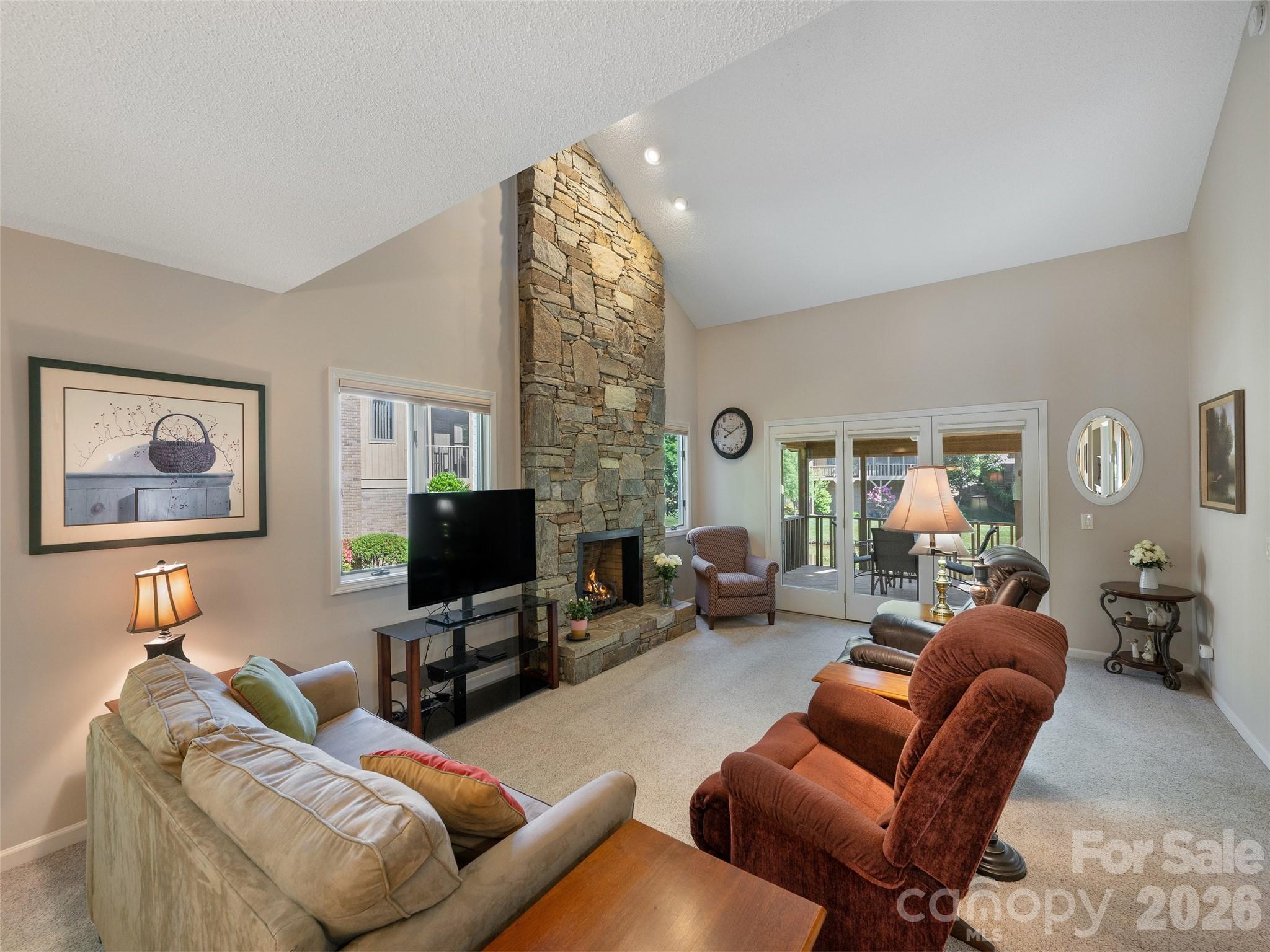 905 Red Oak Drive — Hendersonville