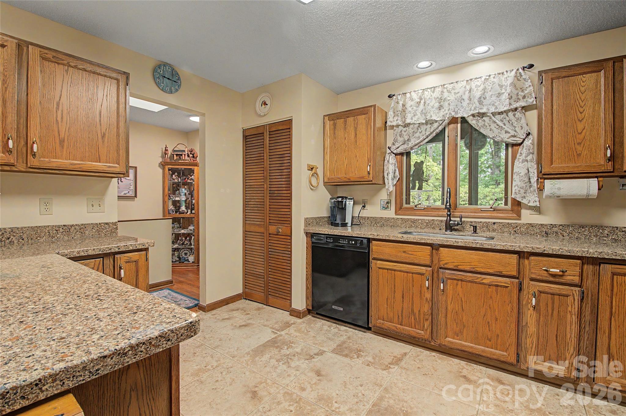 383 Ravenwood Lane — Horse Shoe