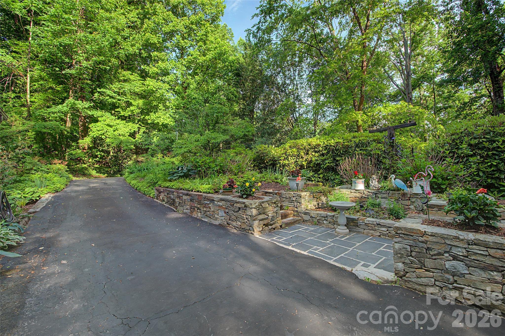 383 Ravenwood Lane — Horse Shoe
