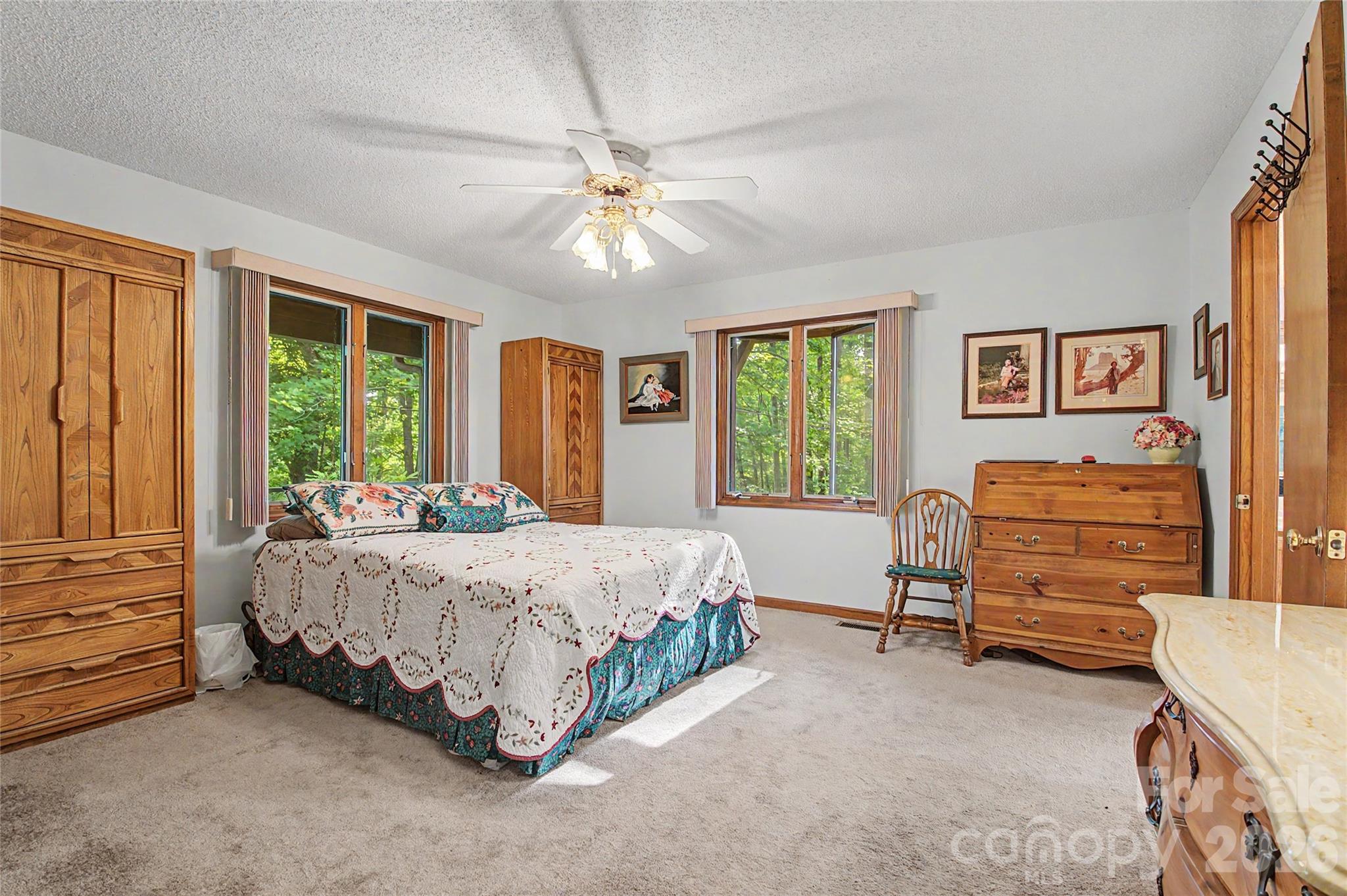 383 Ravenwood Lane — Horse Shoe