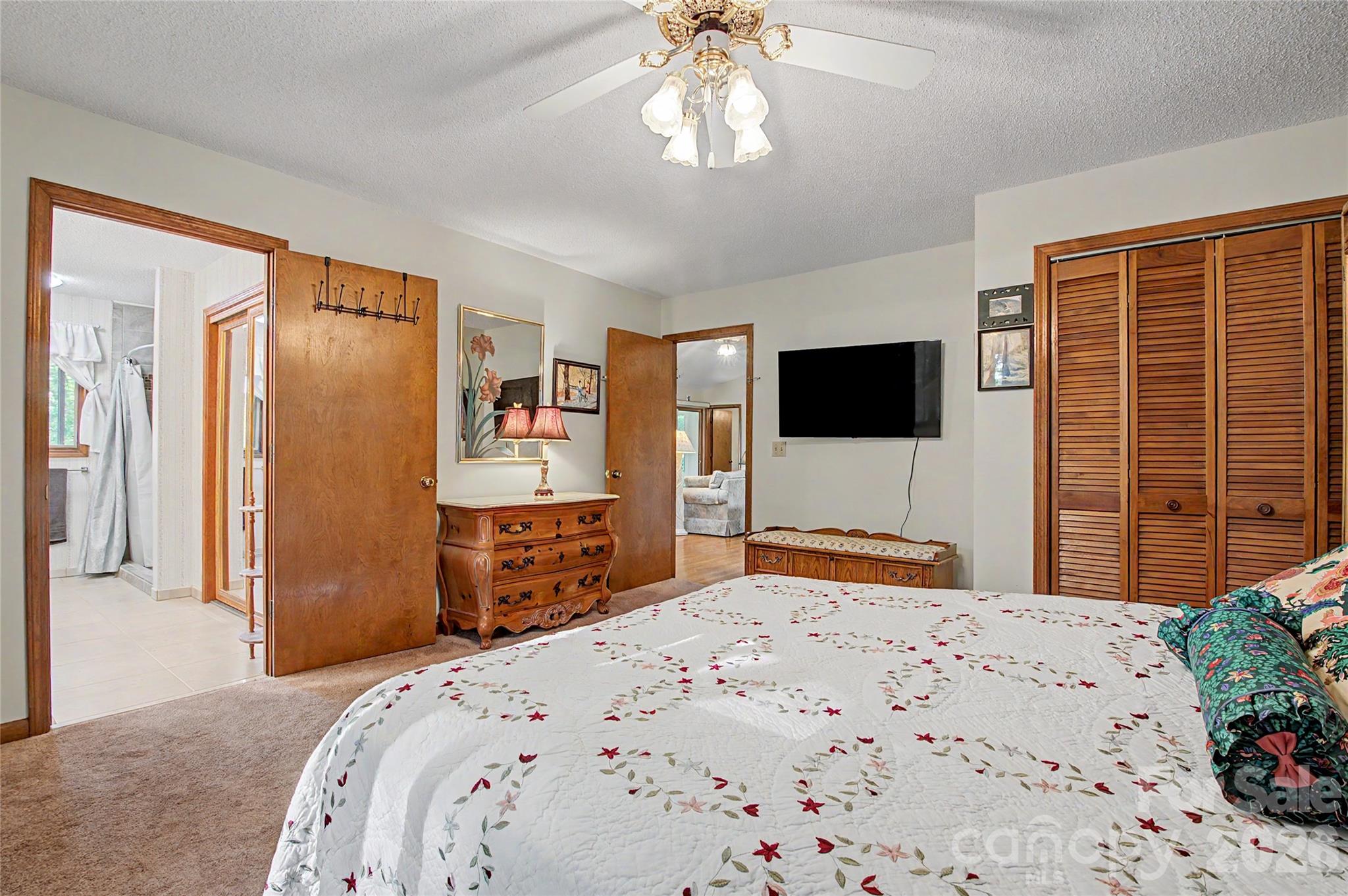383 Ravenwood Lane — Horse Shoe