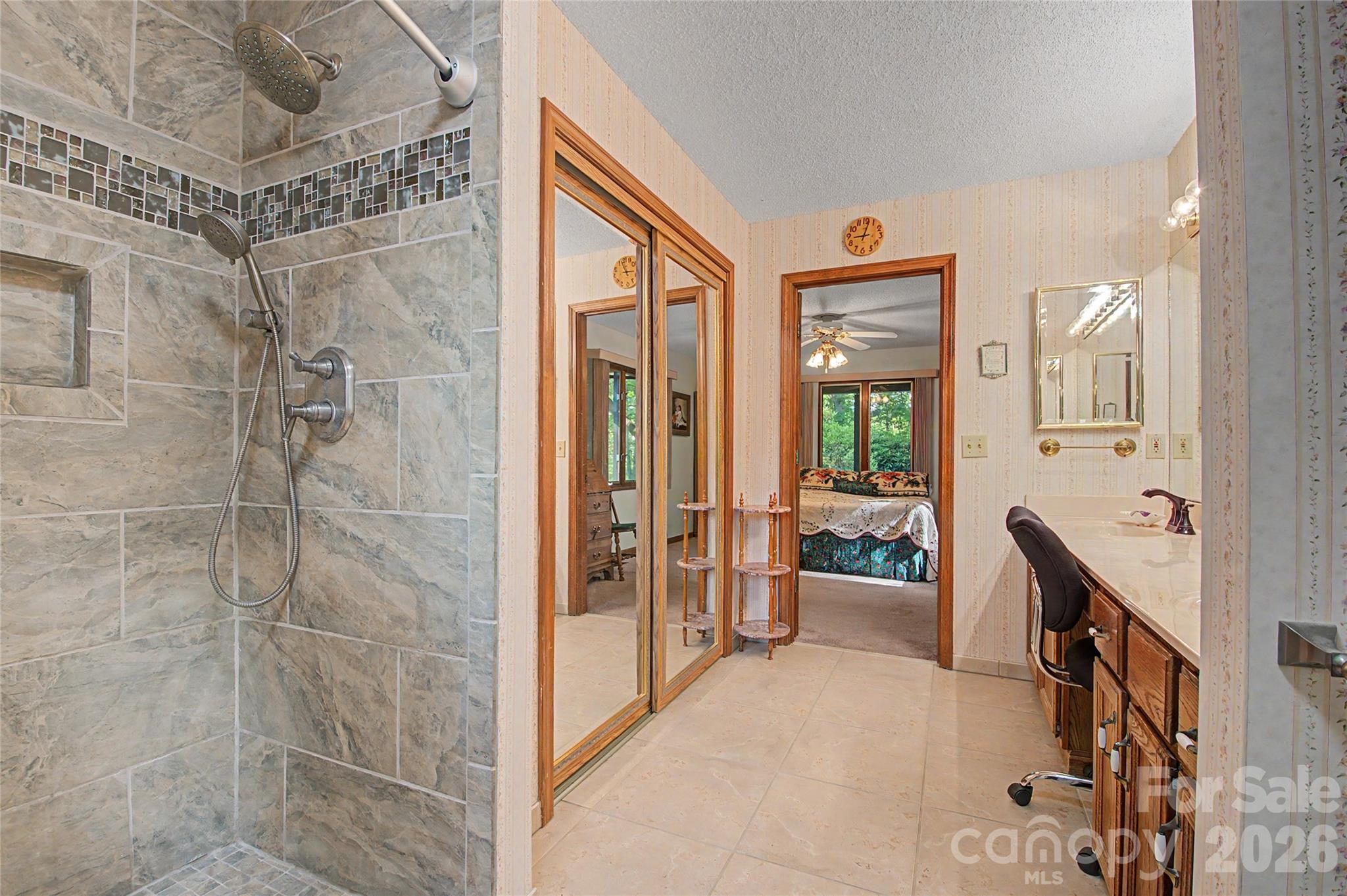 383 Ravenwood Lane — Horse Shoe
