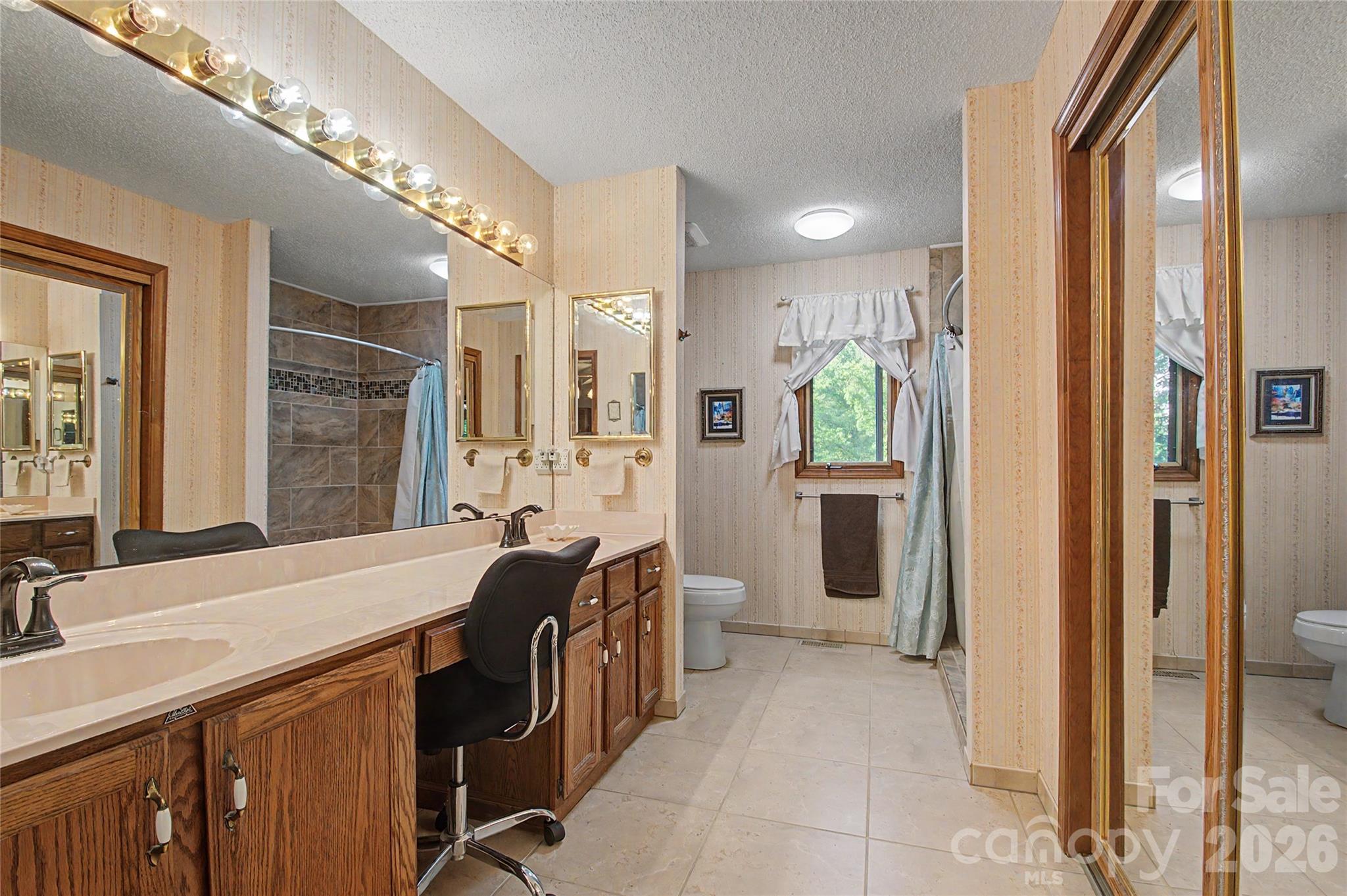383 Ravenwood Lane — Horse Shoe