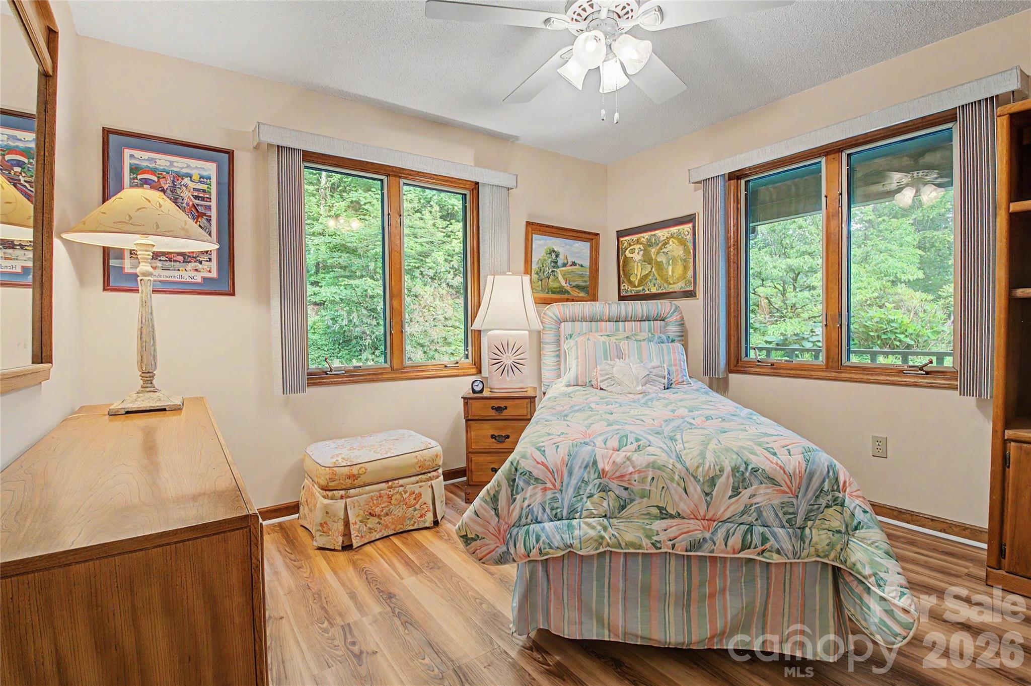 383 Ravenwood Lane — Horse Shoe