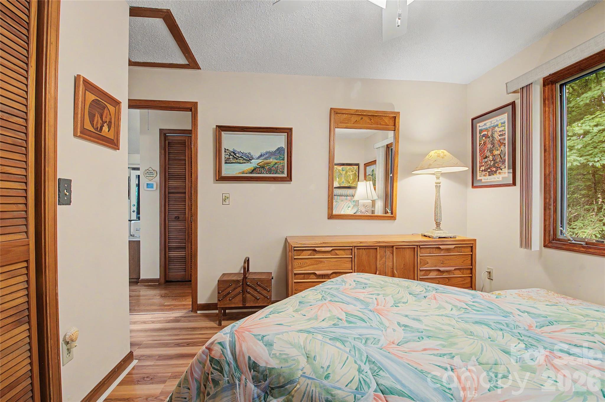 383 Ravenwood Lane — Horse Shoe