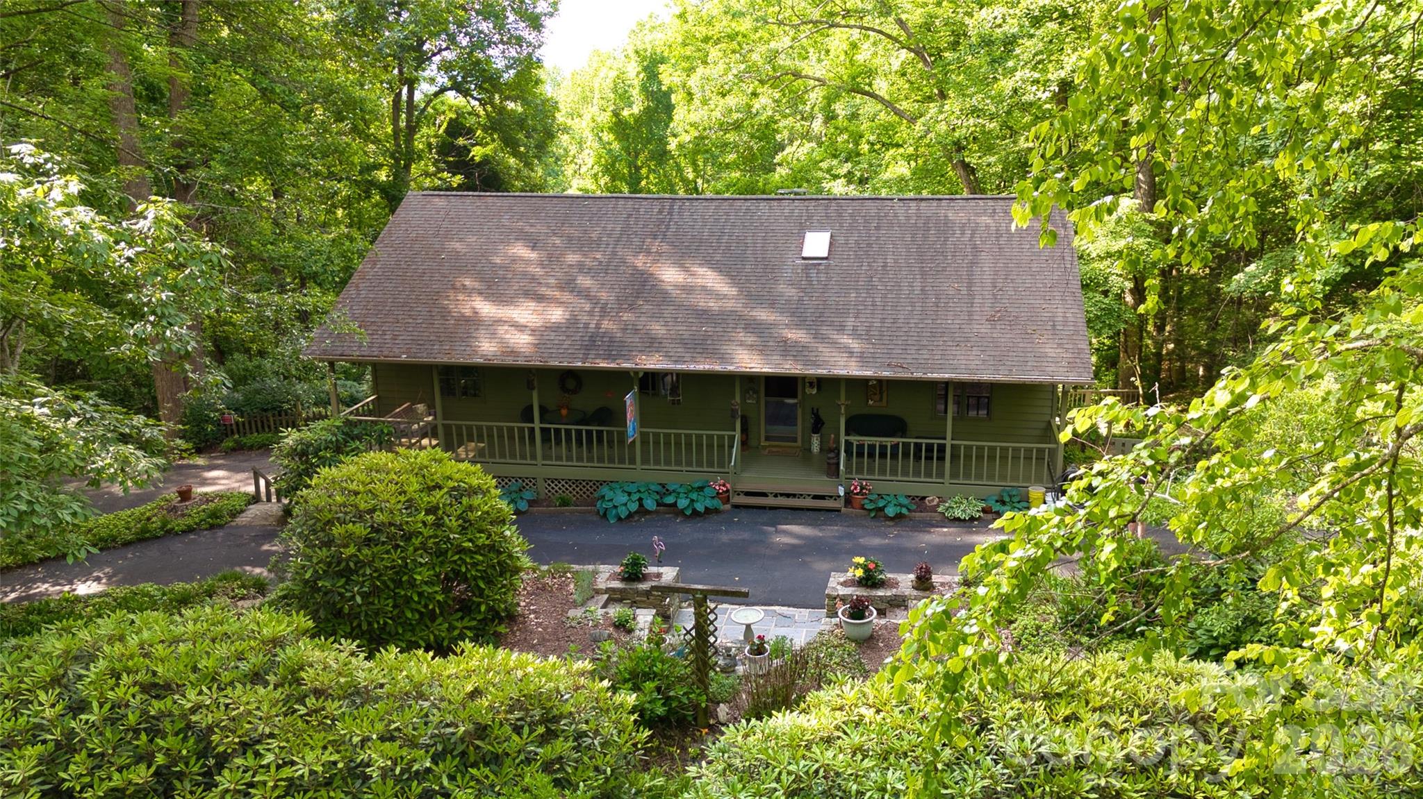 383 Ravenwood Lane — Horse Shoe