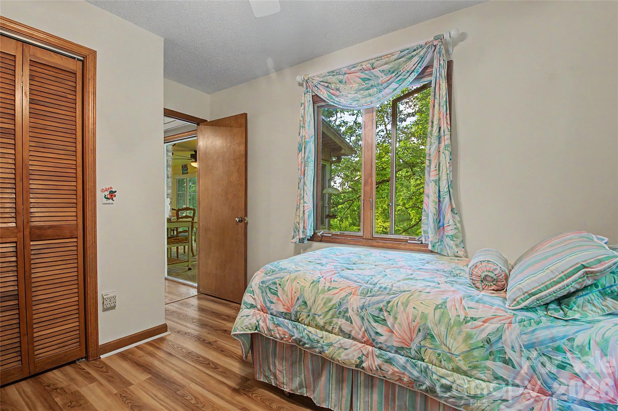 383 Ravenwood Lane — Horse Shoe