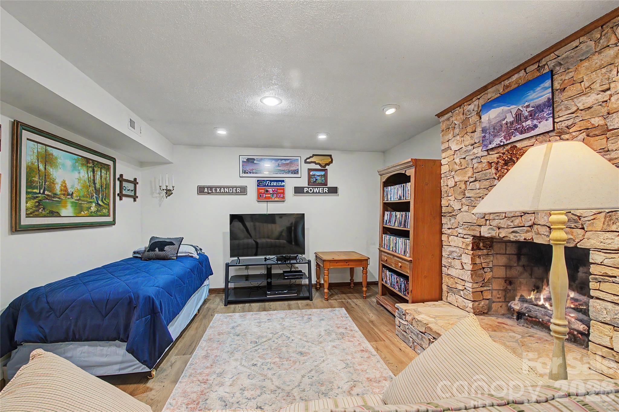 383 Ravenwood Lane — Horse Shoe