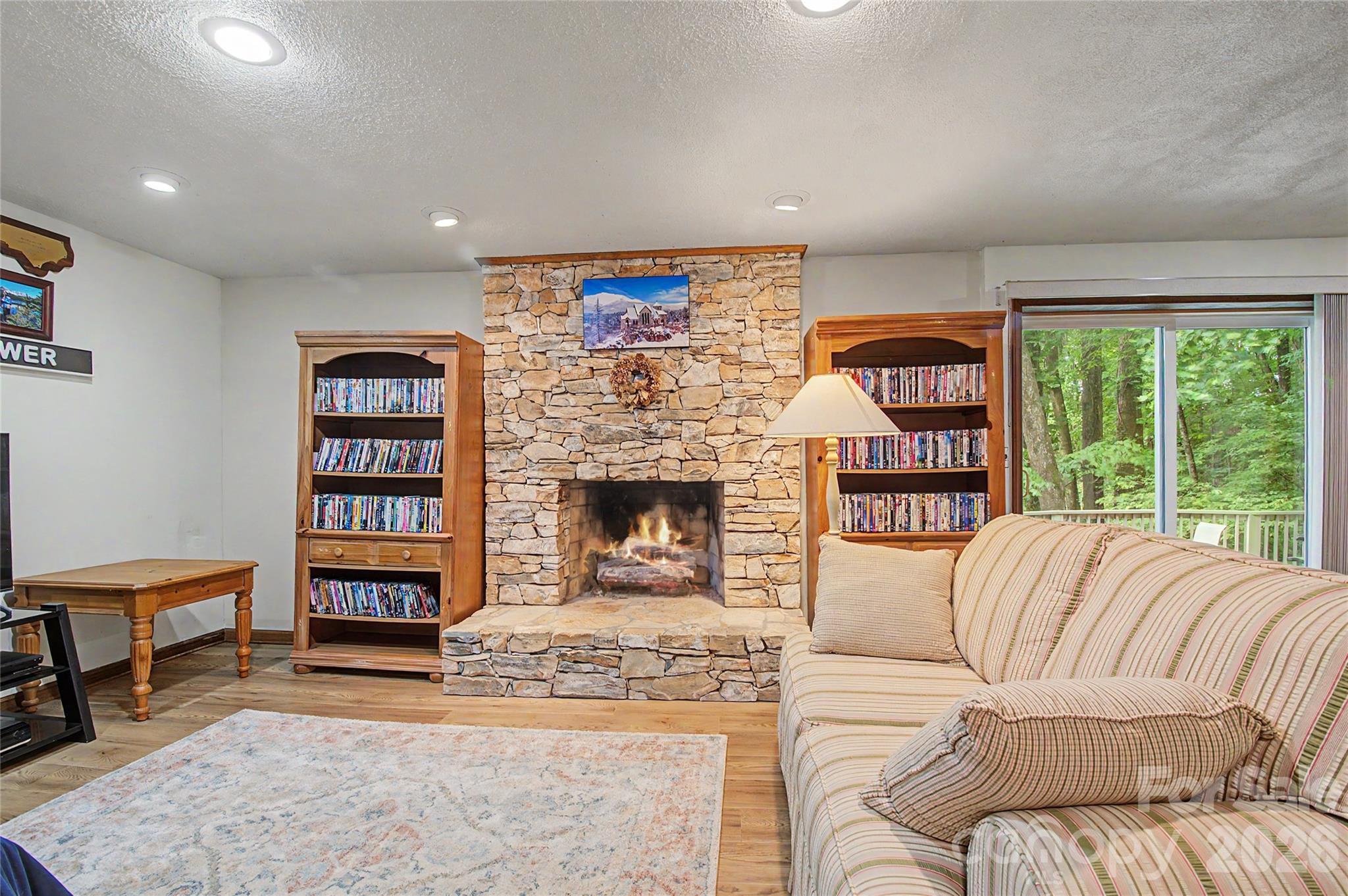 383 Ravenwood Lane — Horse Shoe