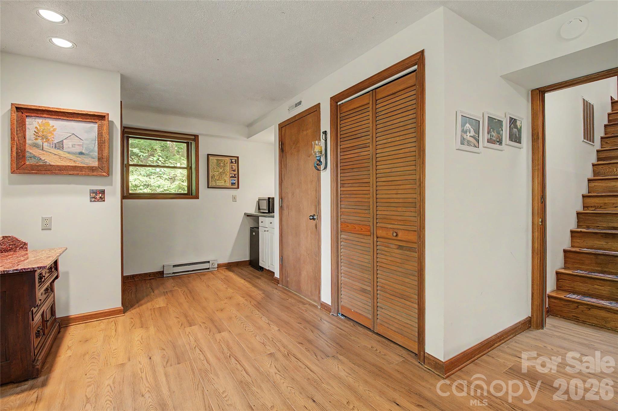 383 Ravenwood Lane — Horse Shoe