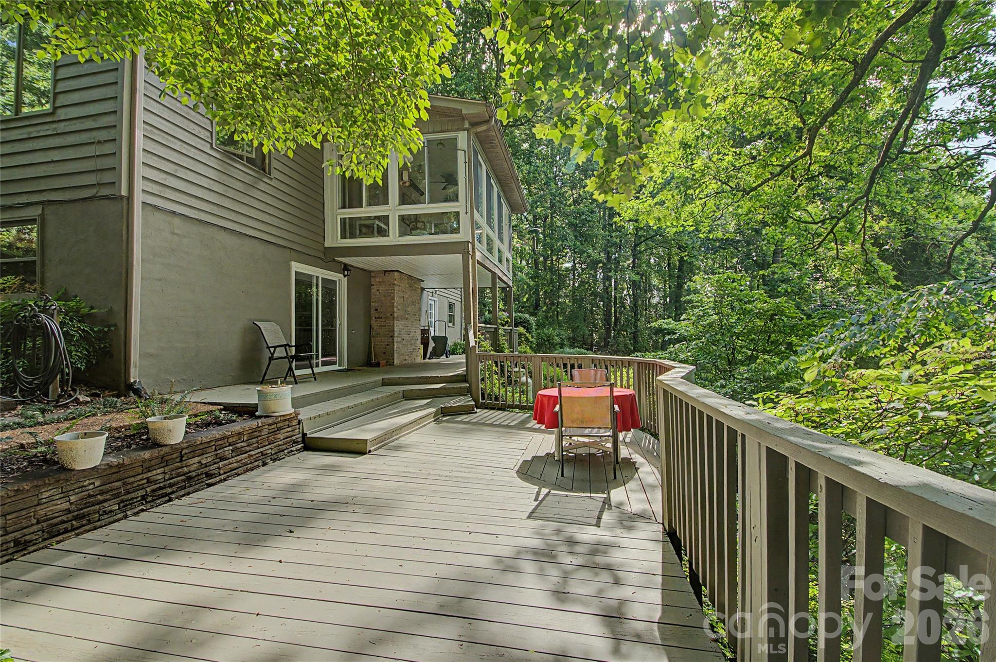 383 Ravenwood Lane — Horse Shoe