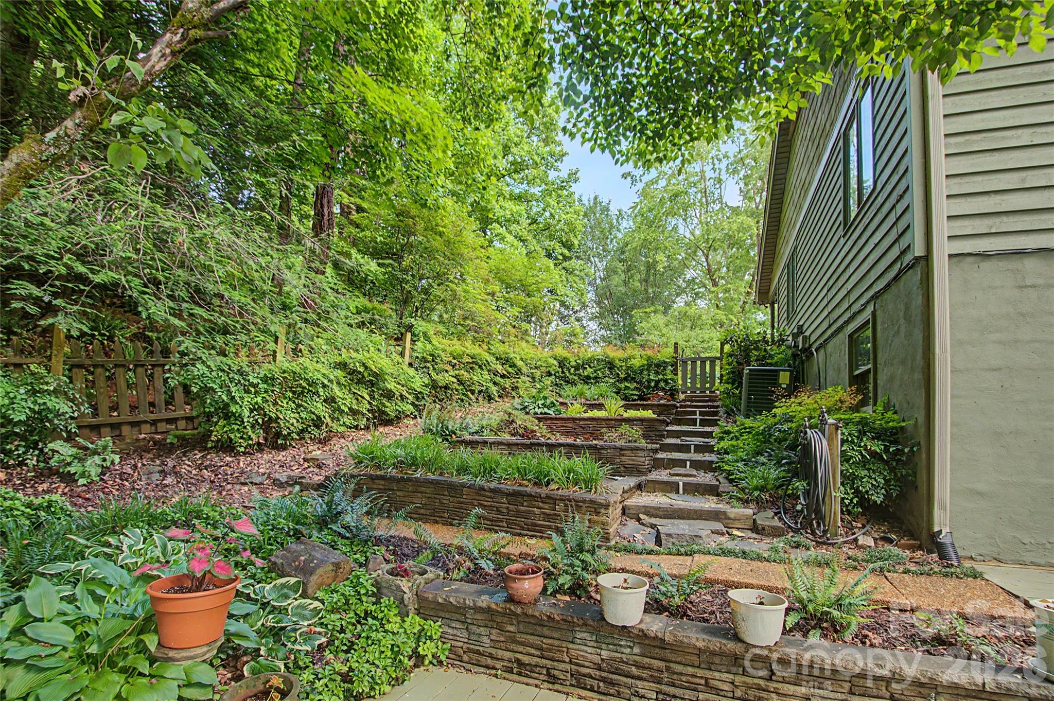 383 Ravenwood Lane — Horse Shoe