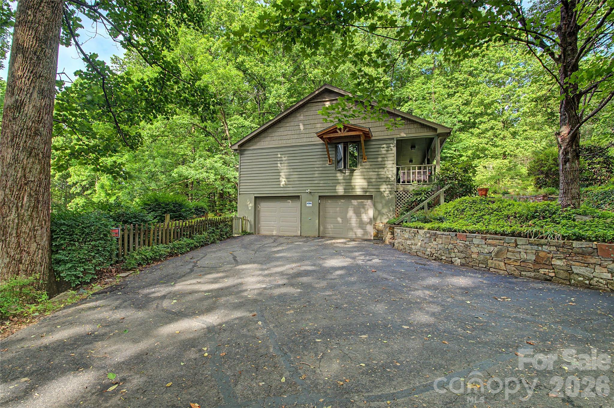 383 Ravenwood Lane — Horse Shoe