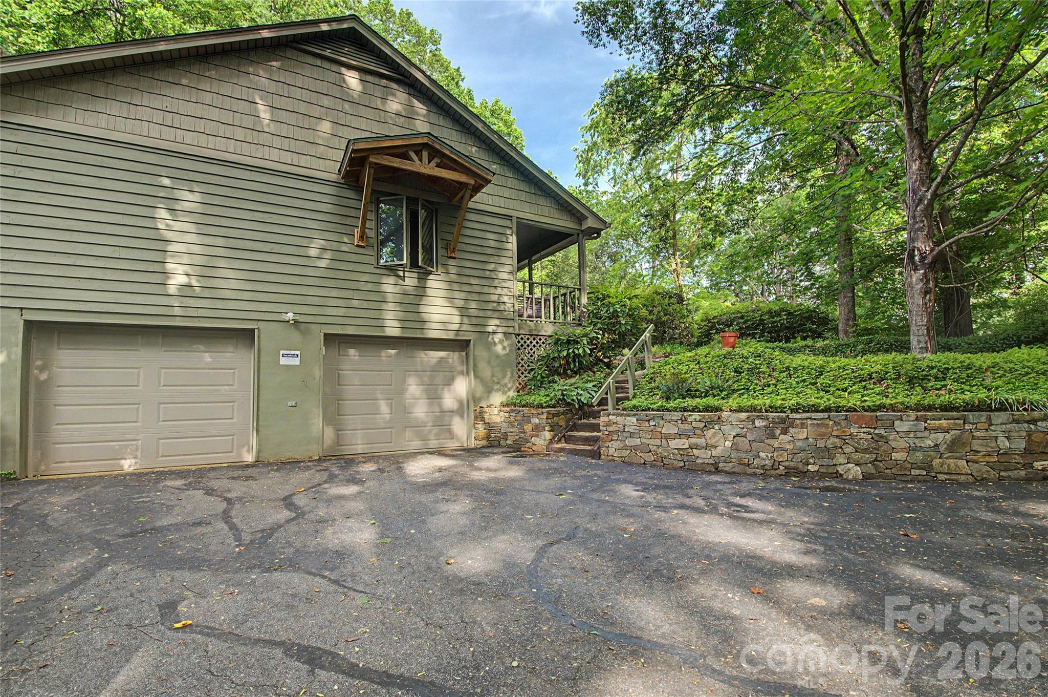 383 Ravenwood Lane — Horse Shoe