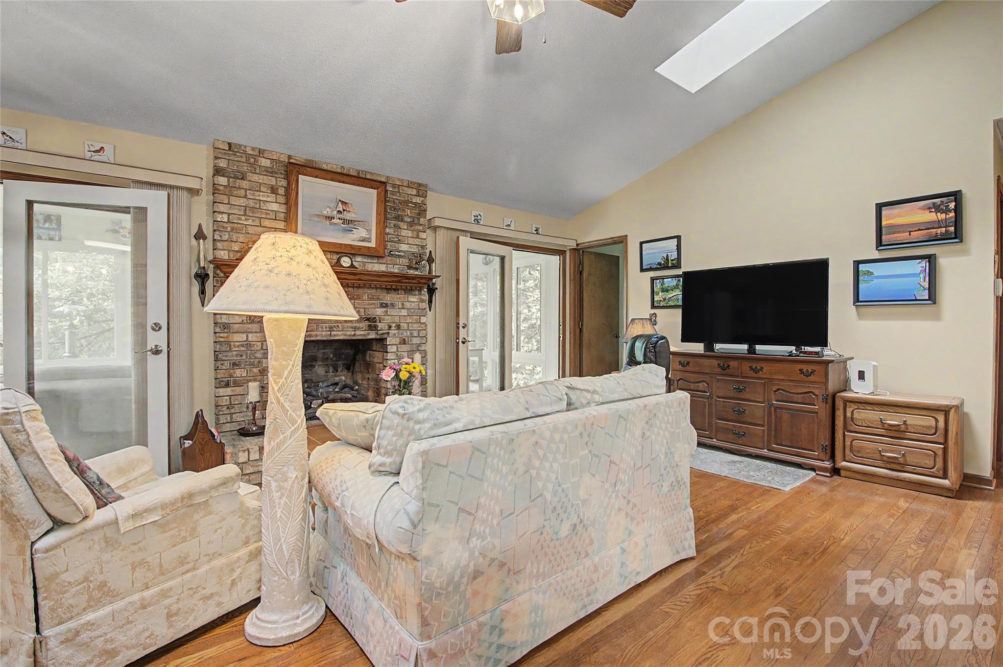 383 Ravenwood Lane — Horse Shoe