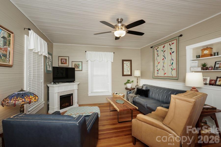 3084 W Main Street — Claremont