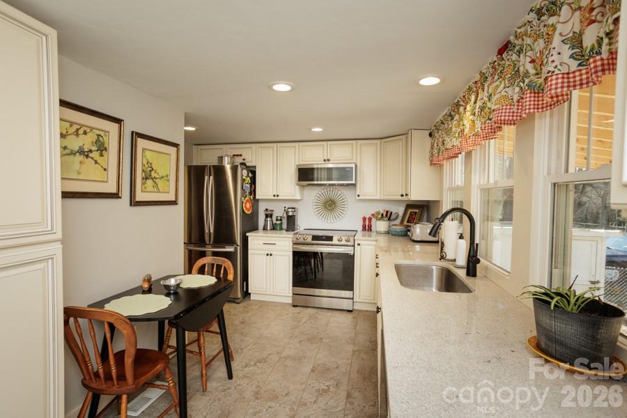3084 W Main Street — Claremont