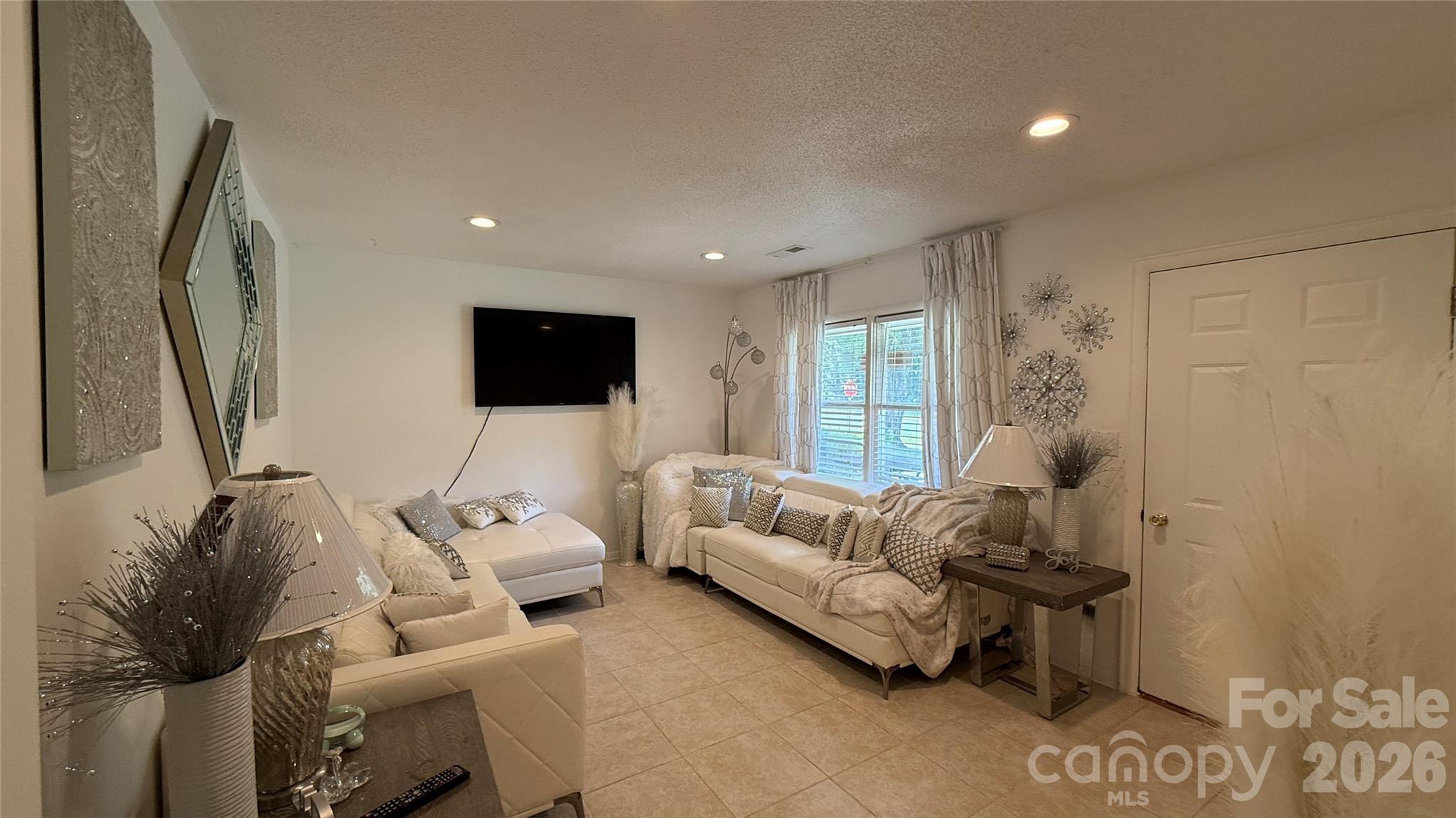 172 Parkland Drive — Forest City
