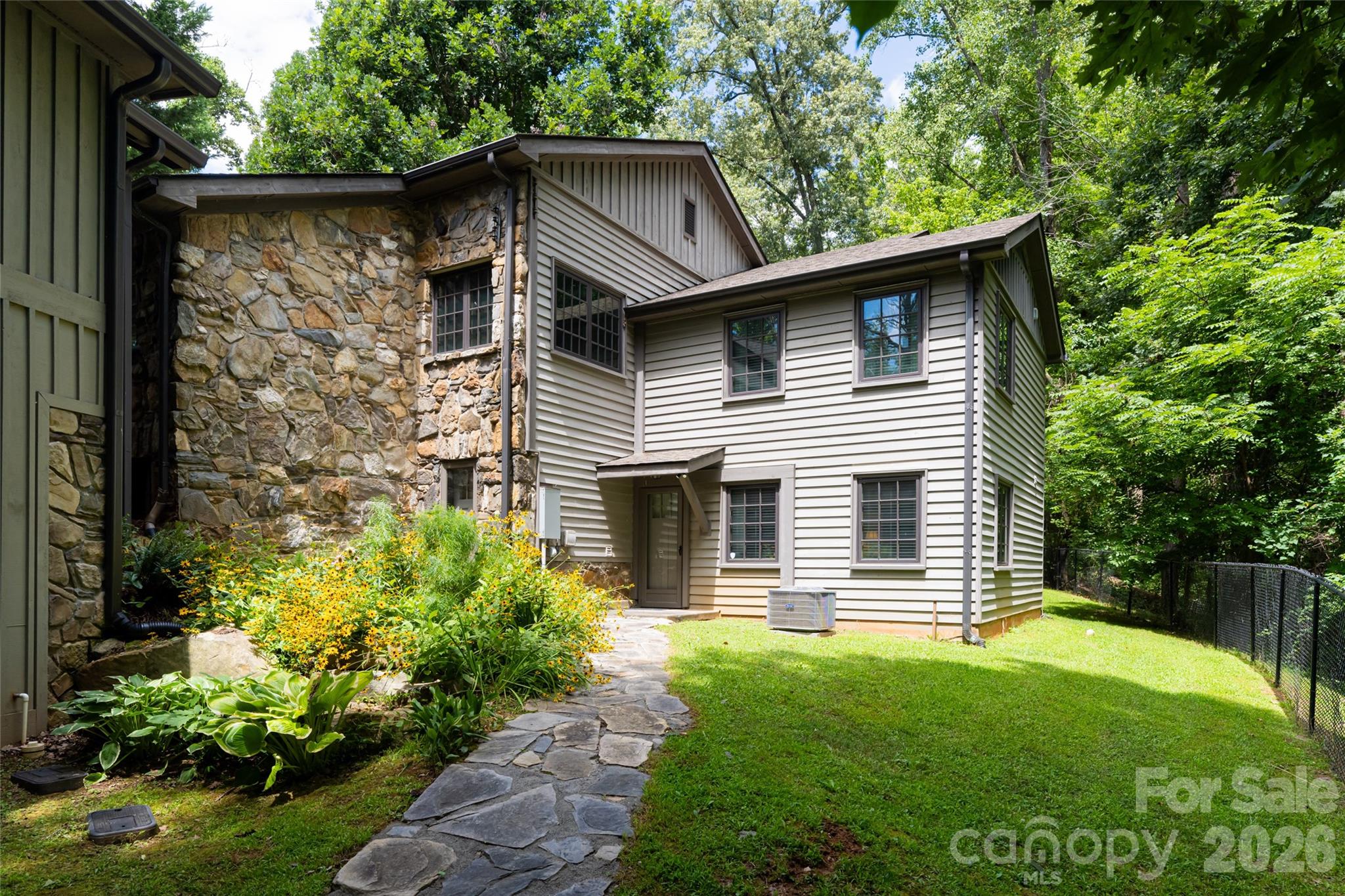 711 Shawnee Trail — Asheville