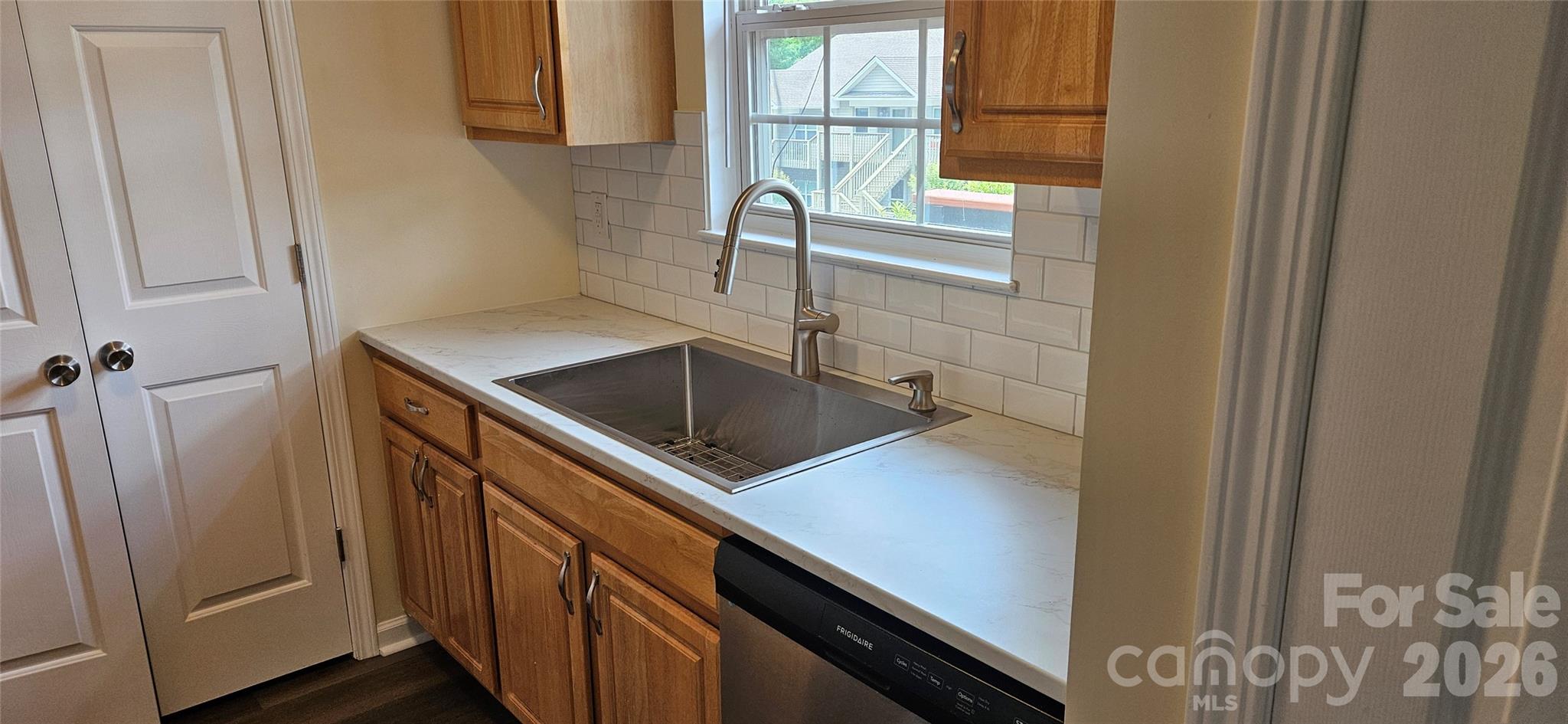 605 Carlyle Way — Asheville