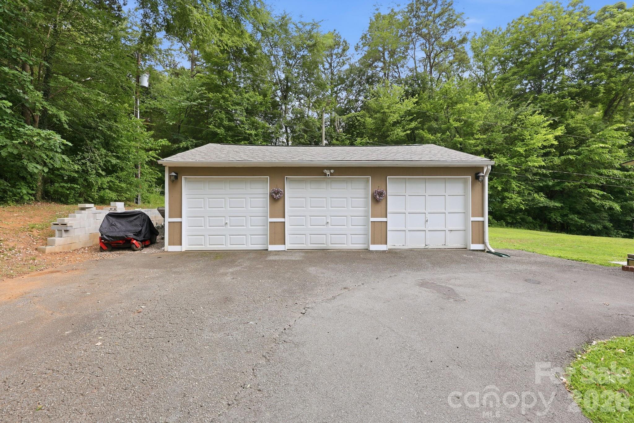 5375 Montana Circle NW — Concord
