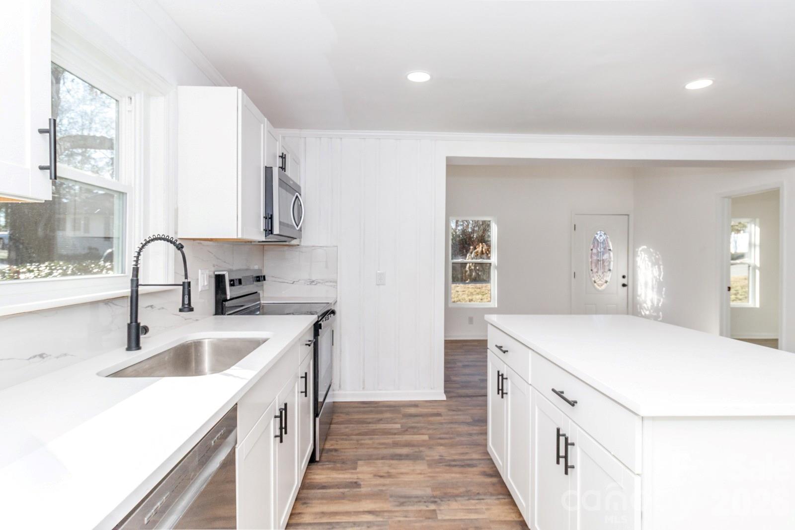 123 Riverside Drive — Mount Holly