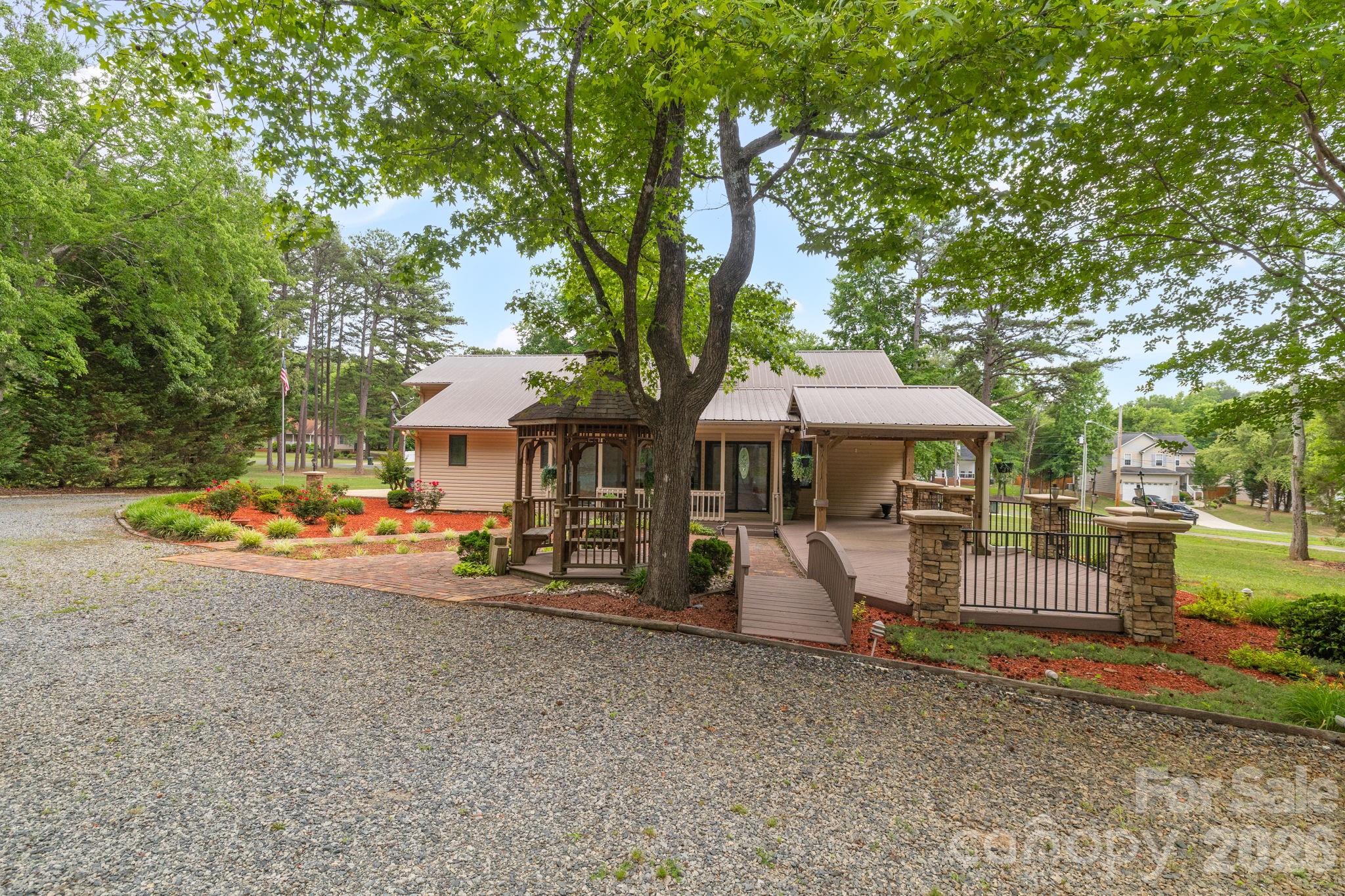 104 Willowbrook Drive — Thomasville
