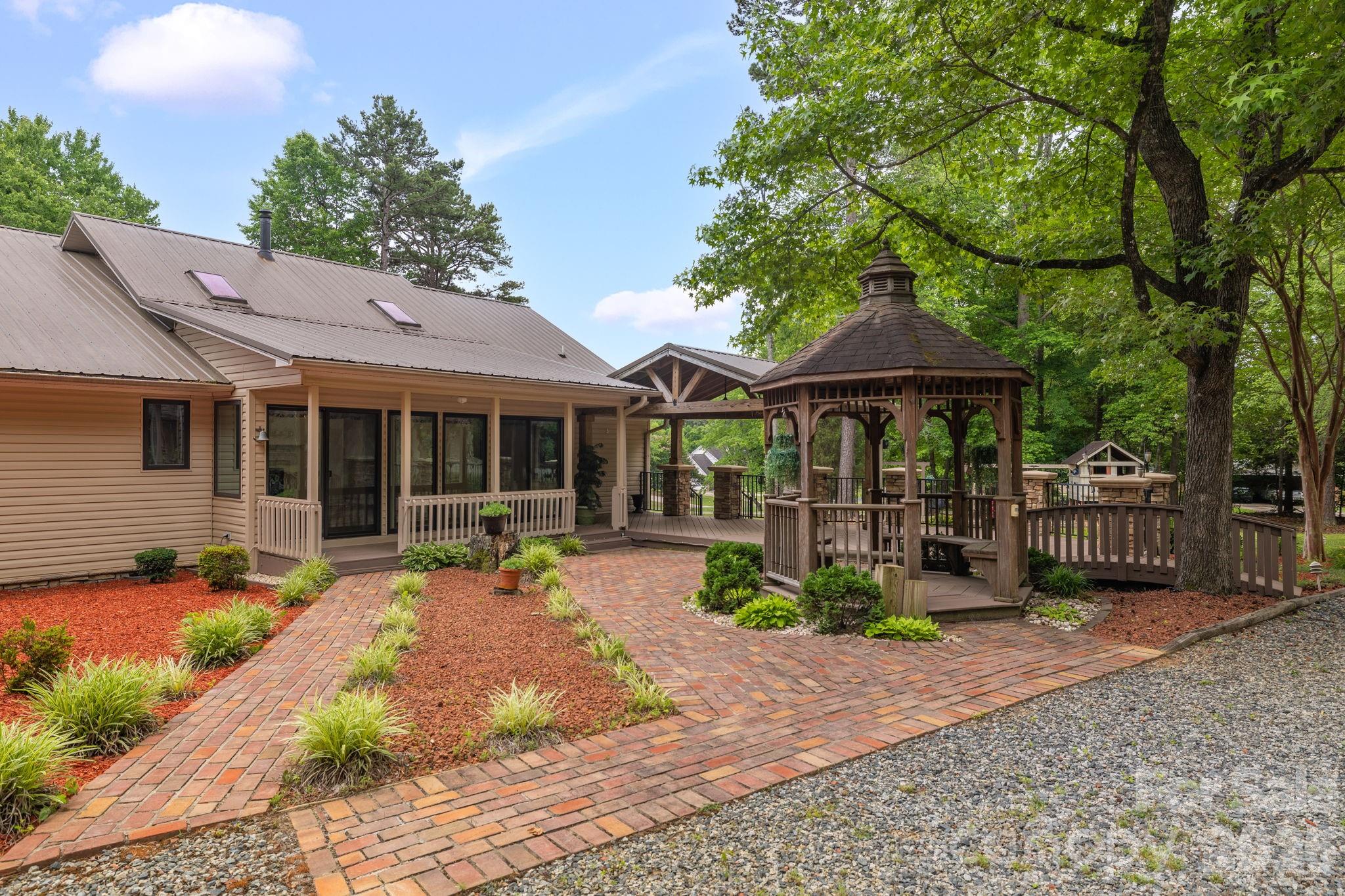 104 Willowbrook Drive — Thomasville