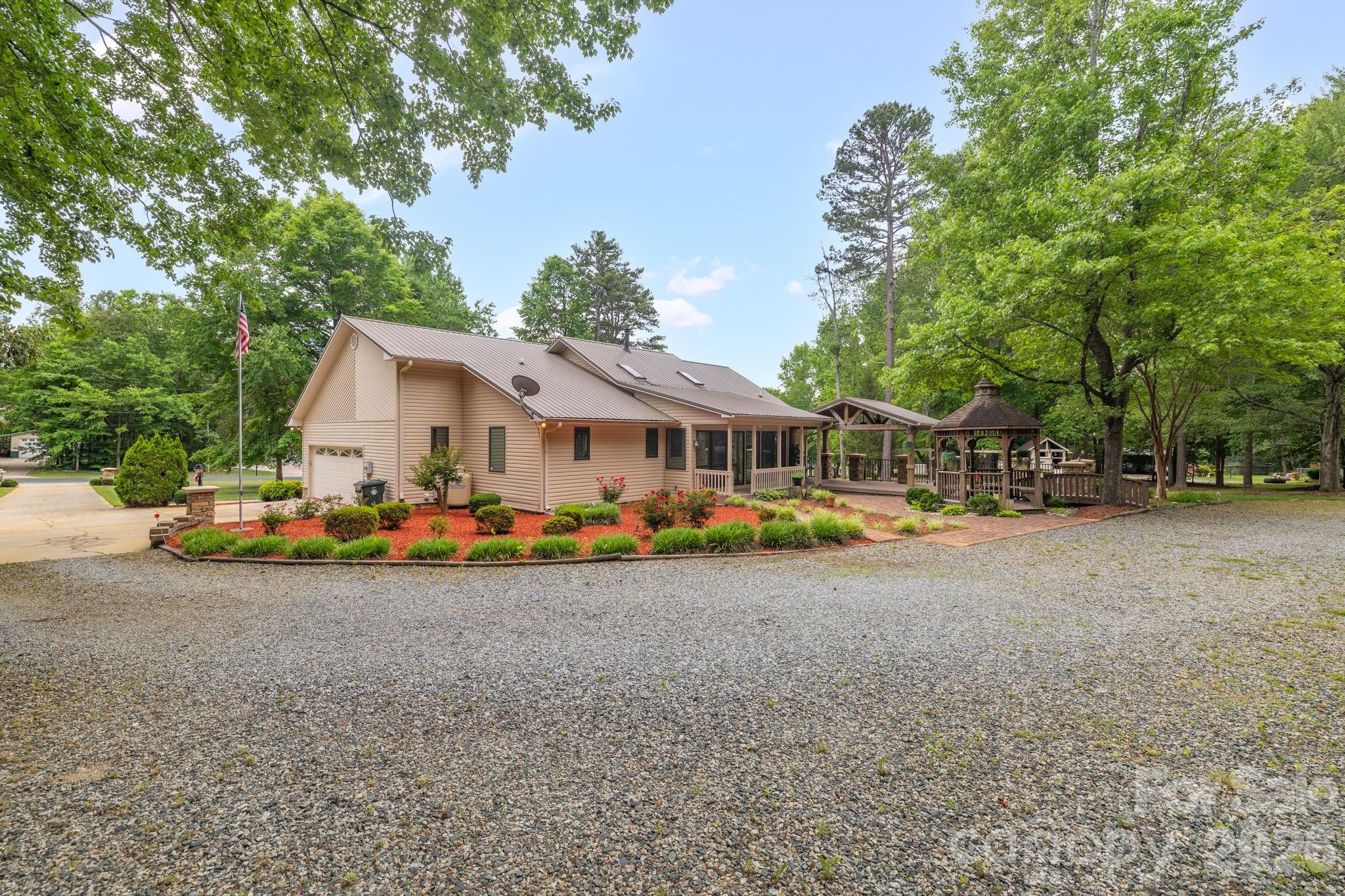 104 Willowbrook Drive — Thomasville