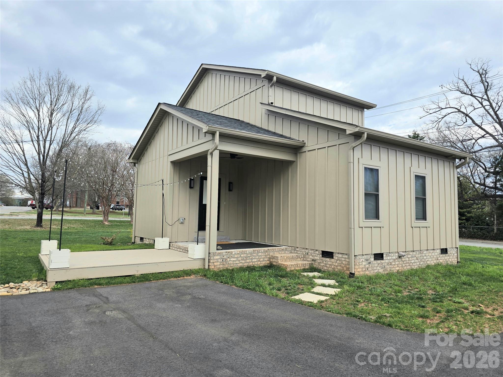 774 8th Street NE — Hickory