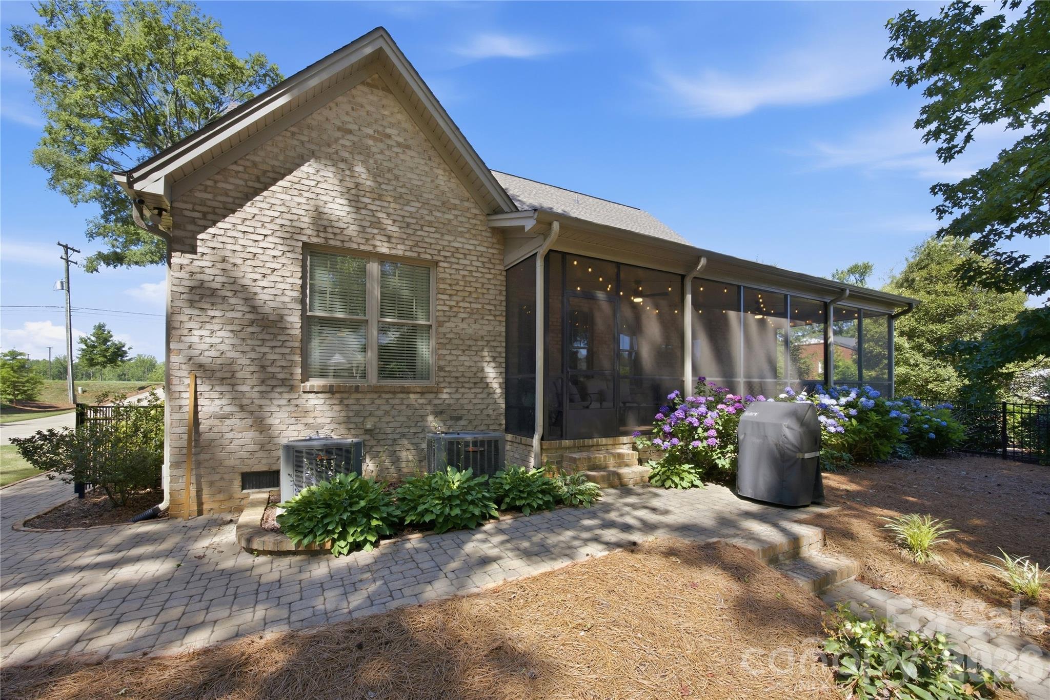 1005 S Point Road — Belmont