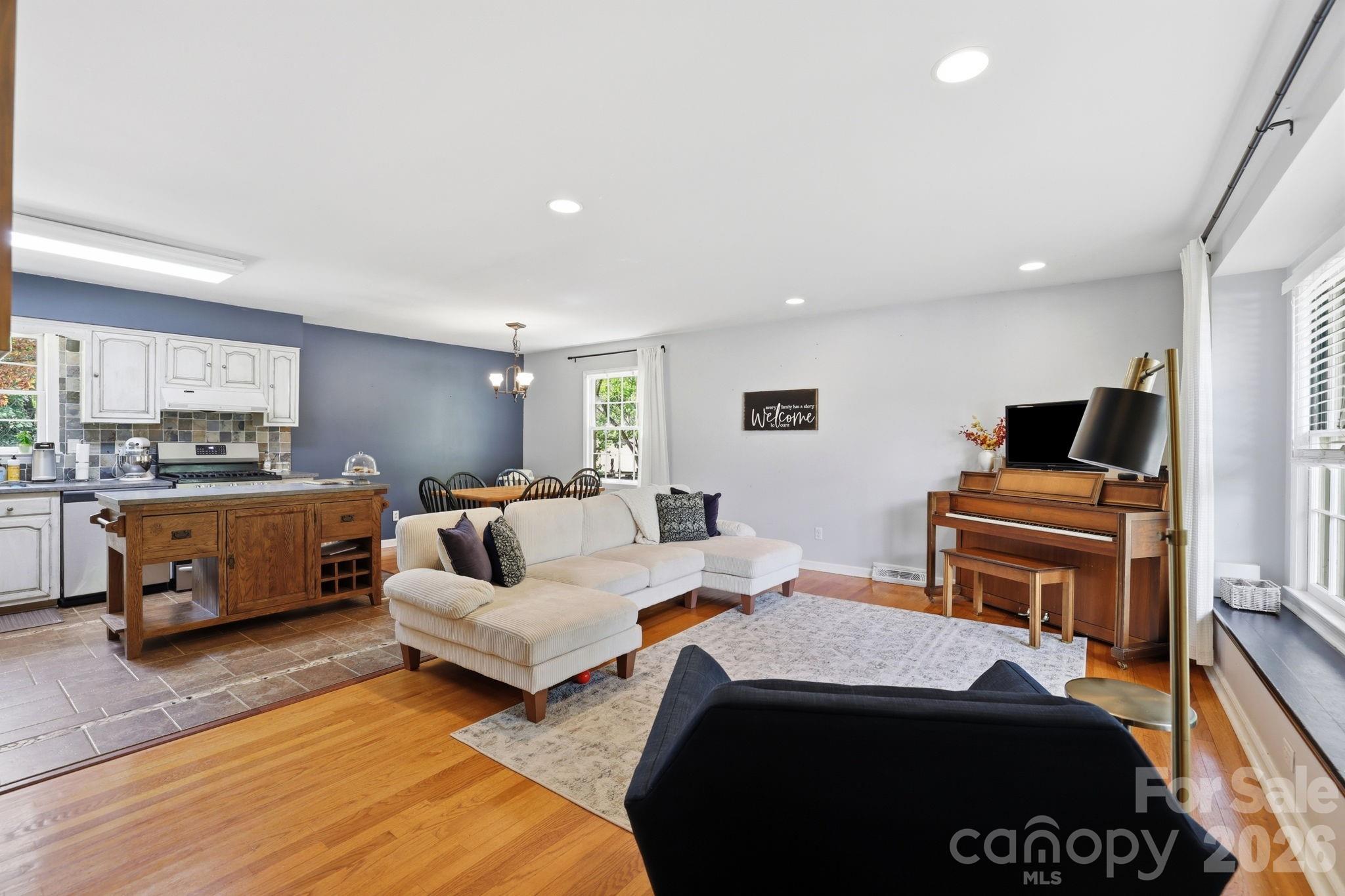 7419 Meadowdale Lane — Charlotte