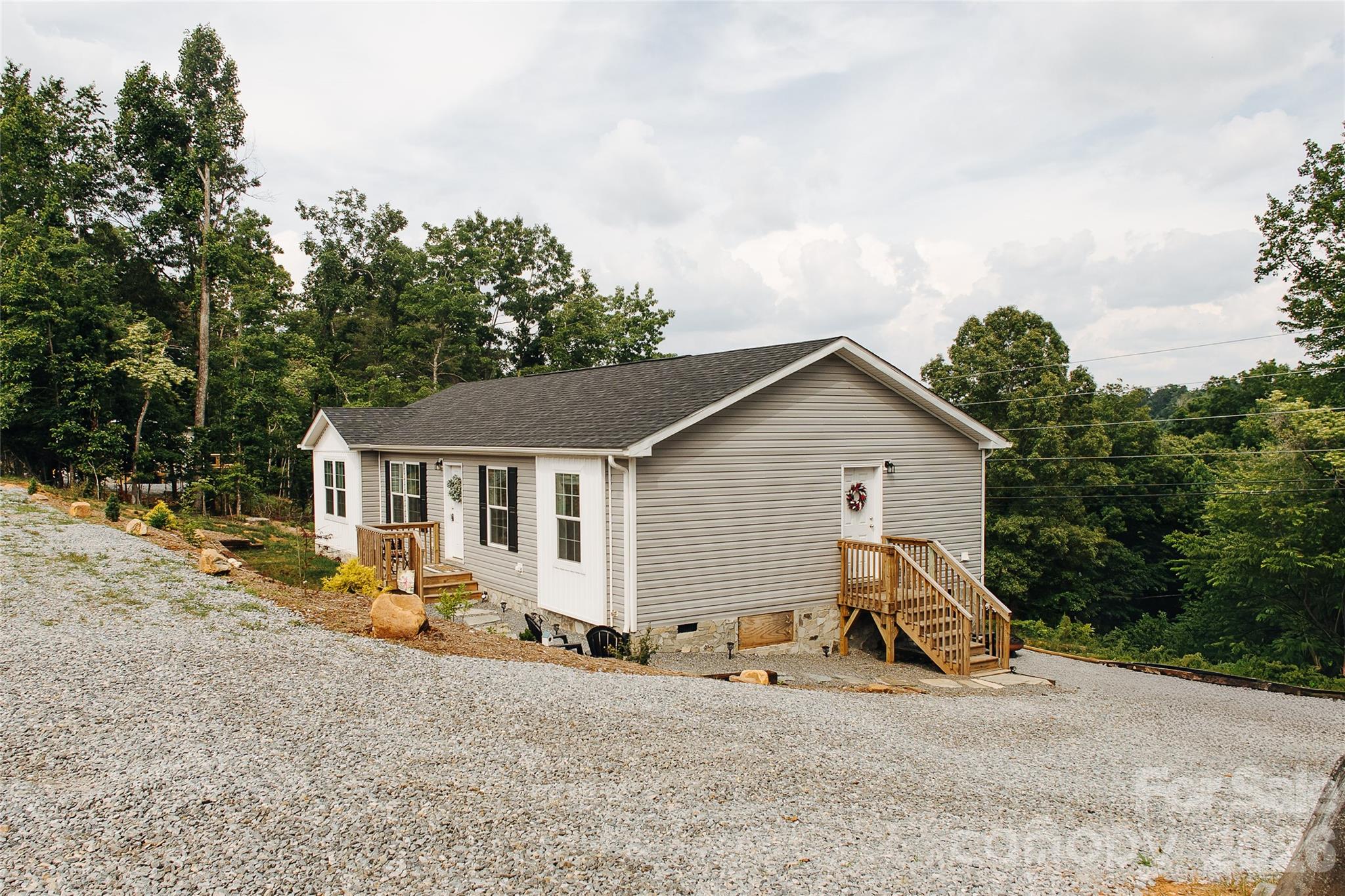 70 S Cascades Drive — Nebo