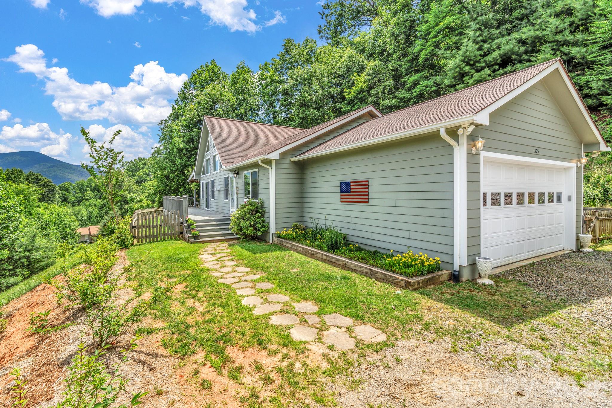 305 Majestic Mountain Drive — Burnsville
