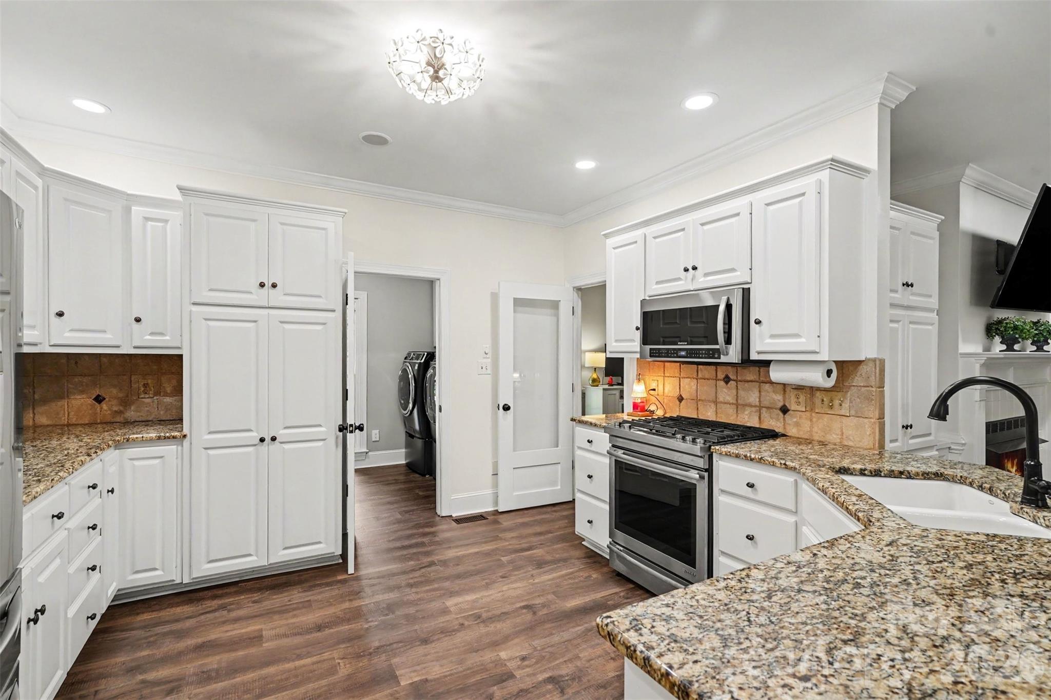 6128 Lake Providence Lane — Charlotte