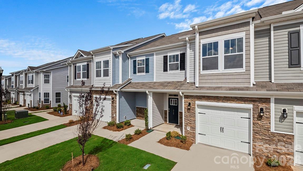 35 Creekview Road — Hendersonville