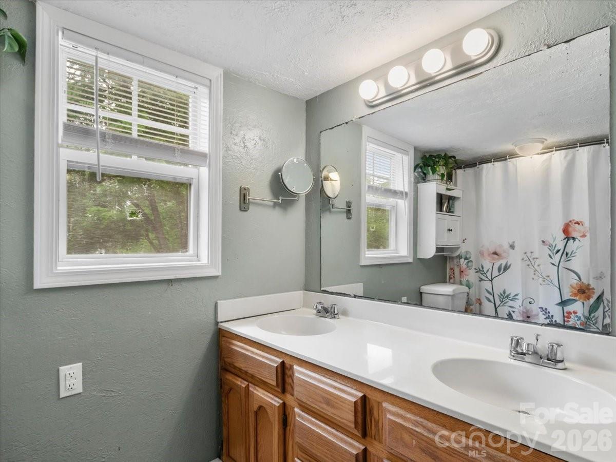 140 Locust Grove Road — Weaverville