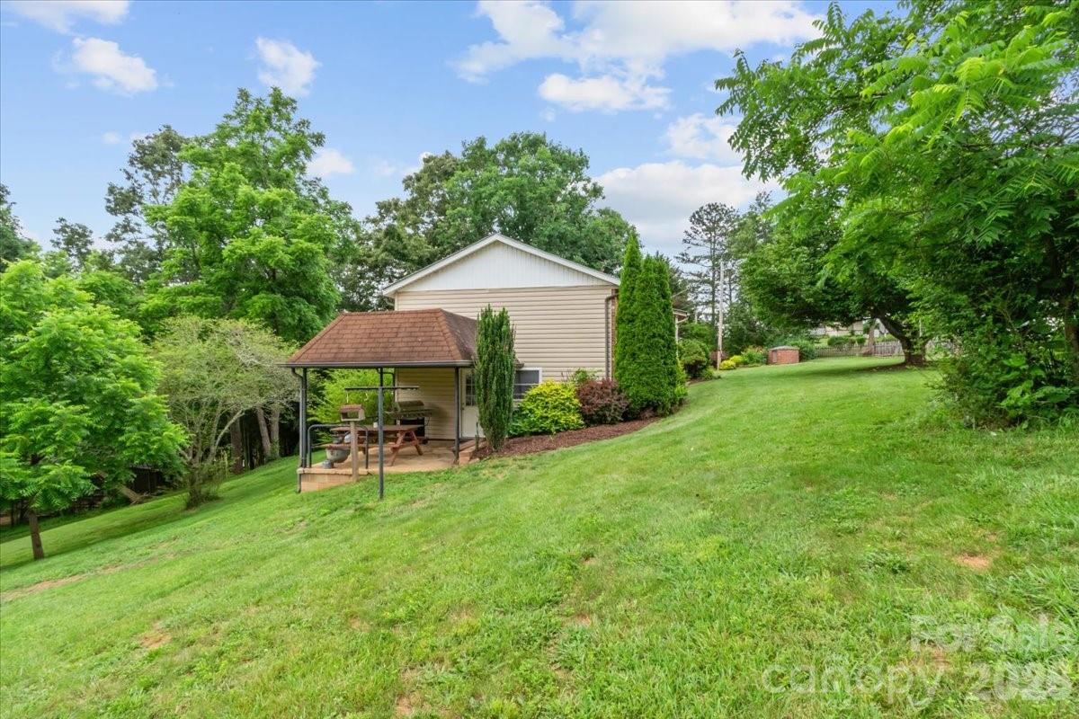 140 Locust Grove Road — Weaverville