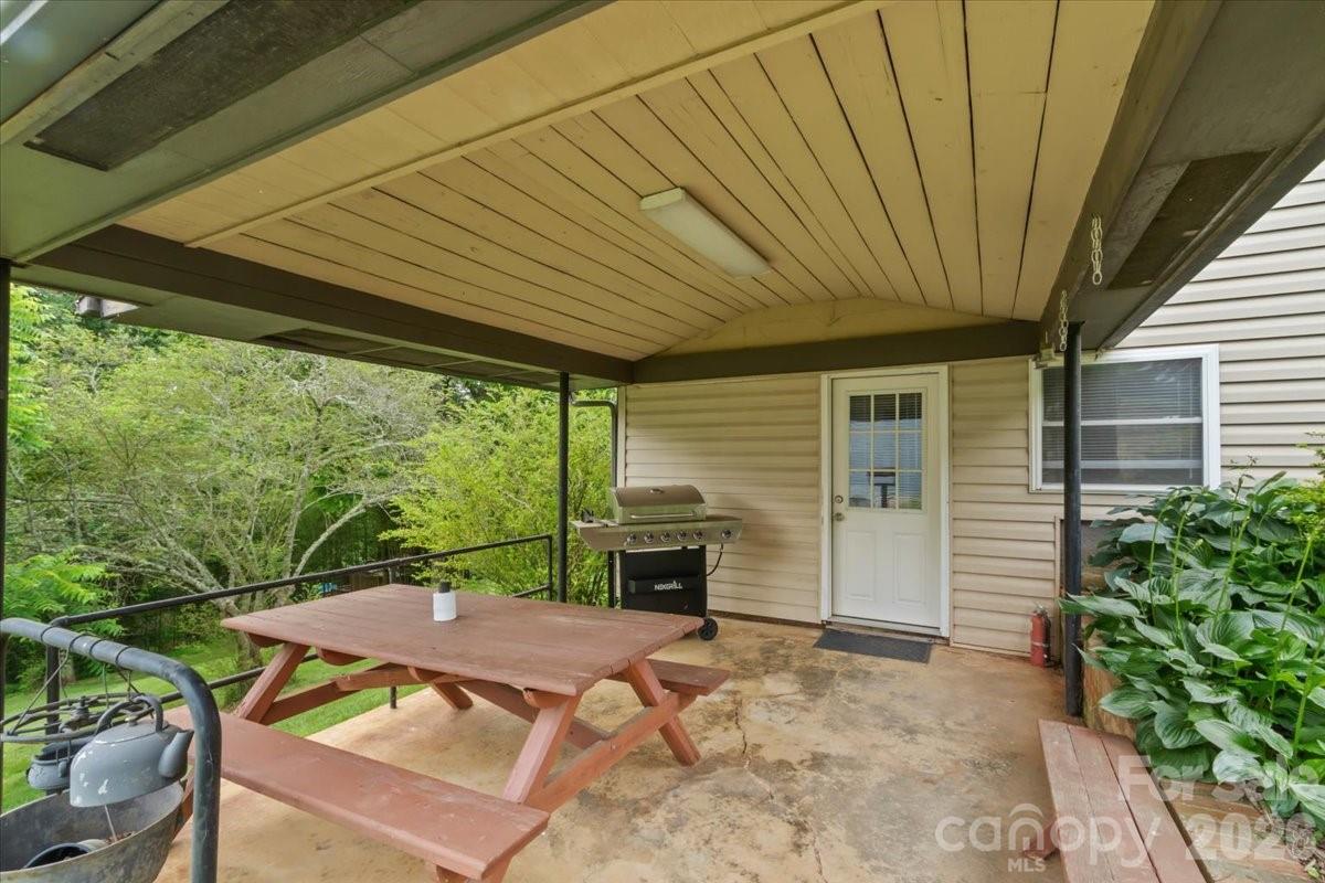 140 Locust Grove Road — Weaverville