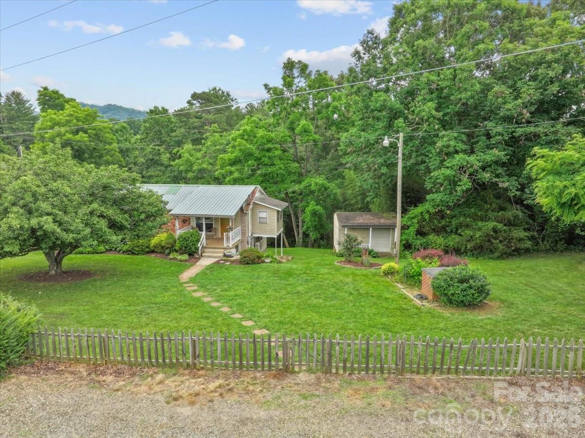 140 Locust Grove Road — Weaverville