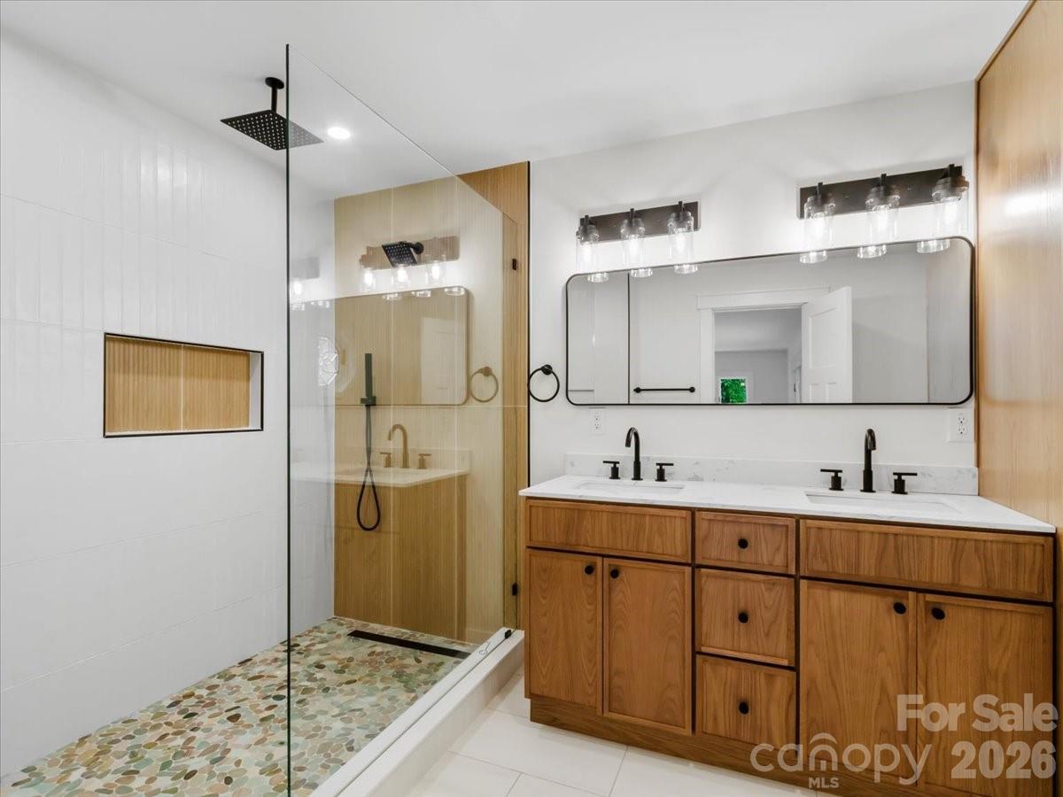 455 Rocky Springs Heights — Burnsville