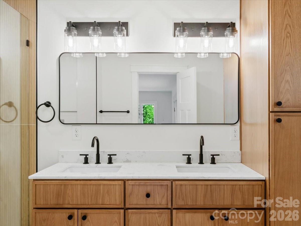 455 Rocky Springs Heights — Burnsville