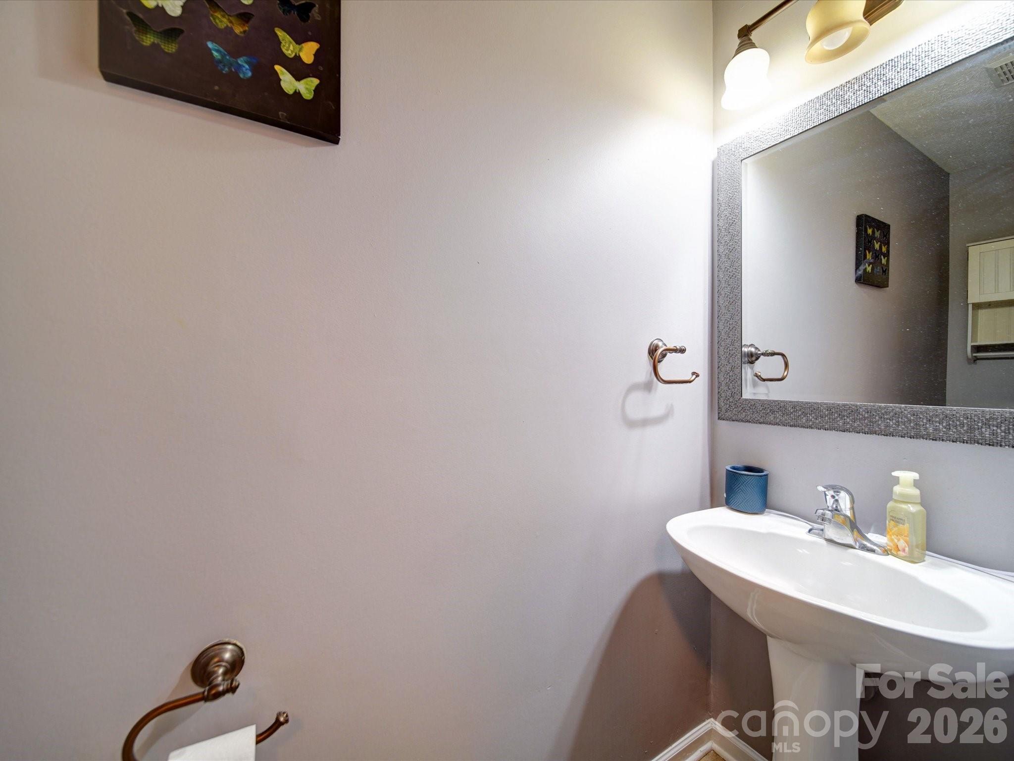 3841 Shasta Circle — Clover