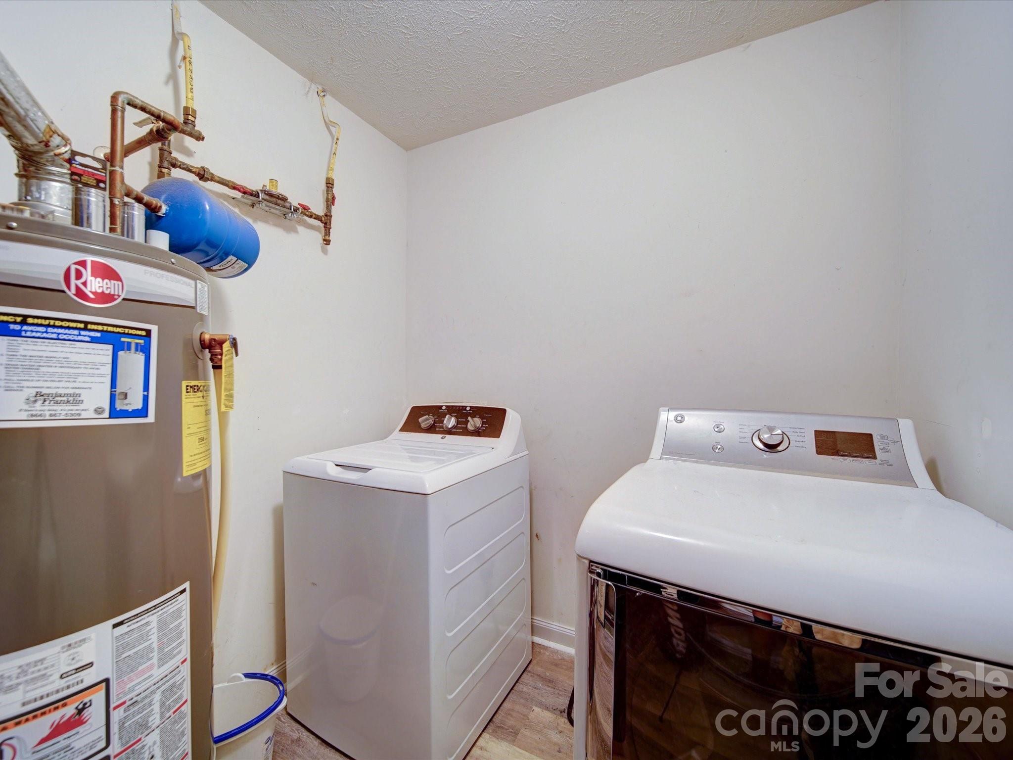 3841 Shasta Circle — Clover