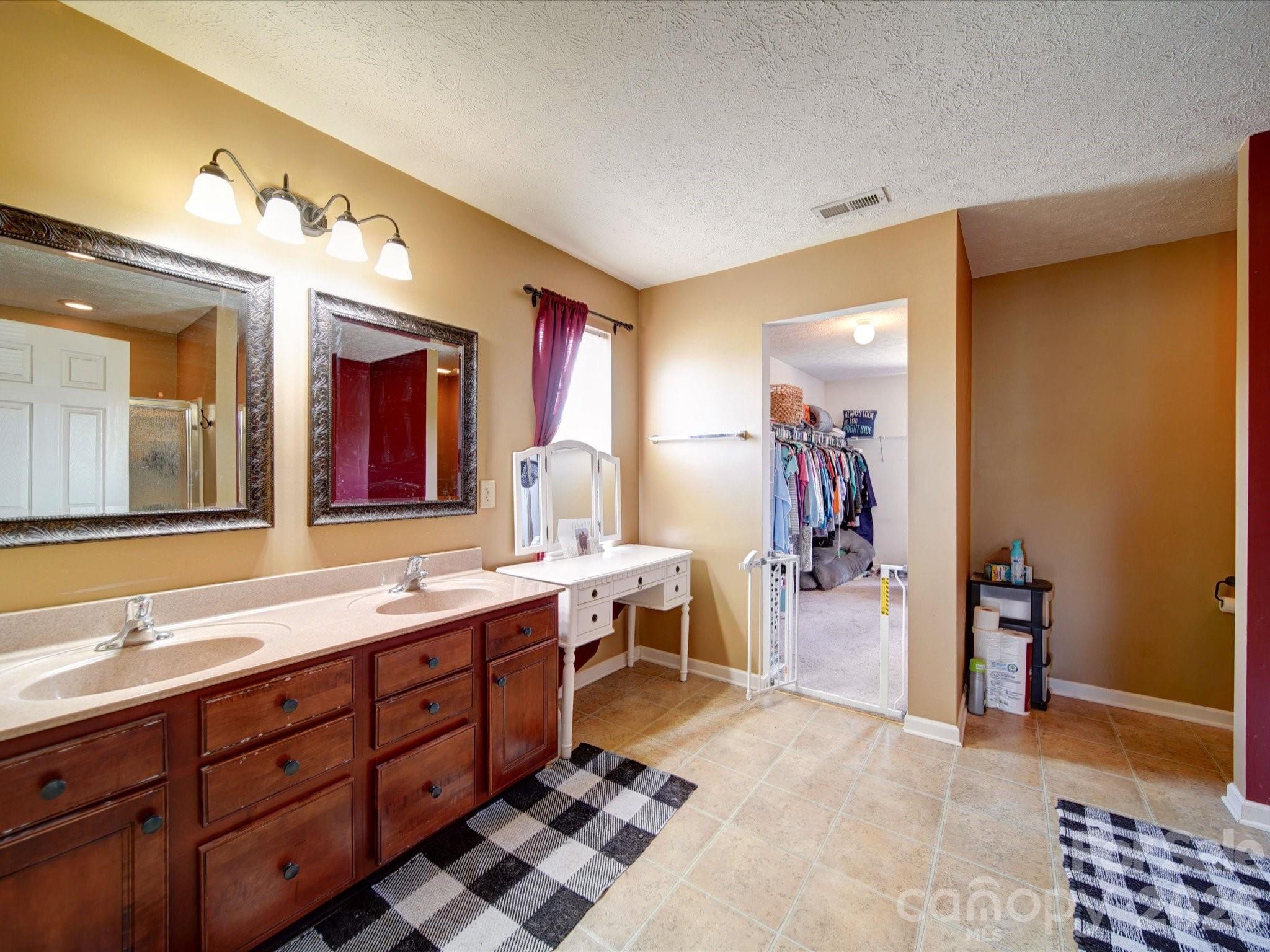 3841 Shasta Circle — Clover